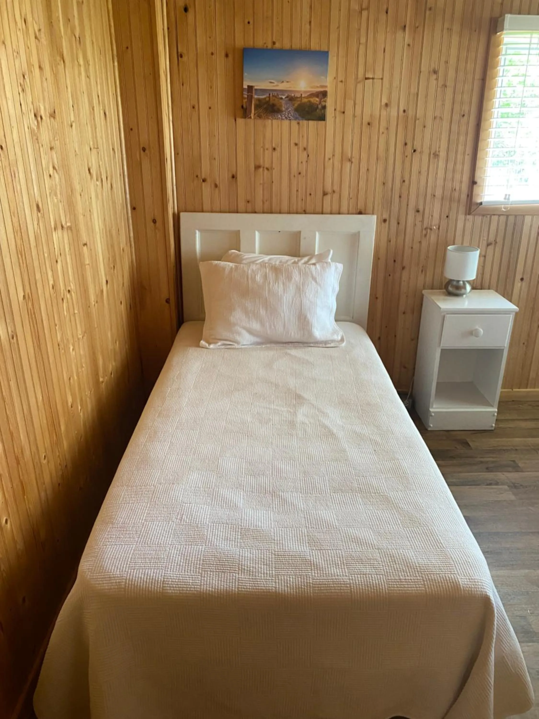 Bed in Merland Park Cottages and Motel