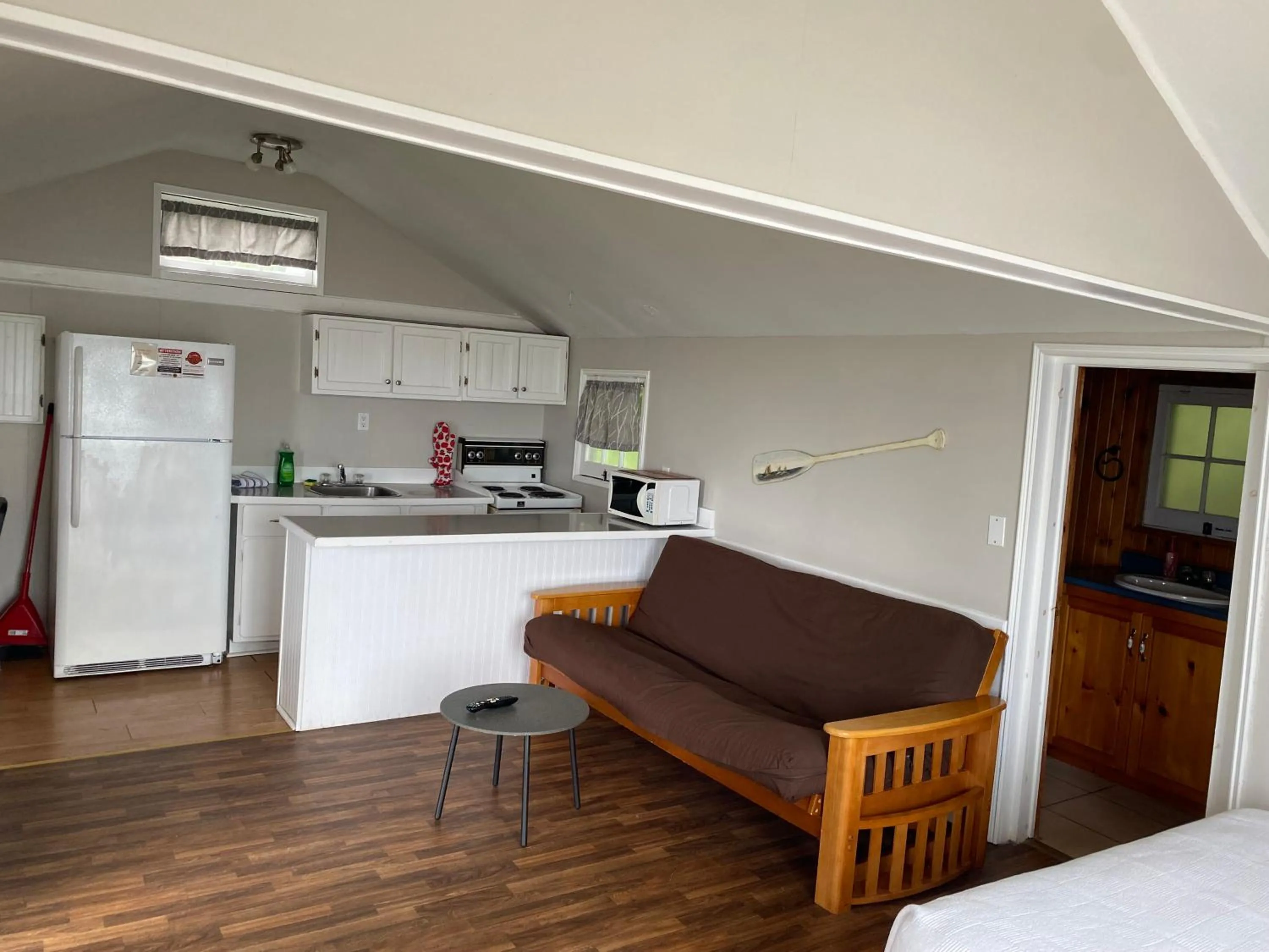 Kitchen or kitchenette in Merland Park Cottages and Motel