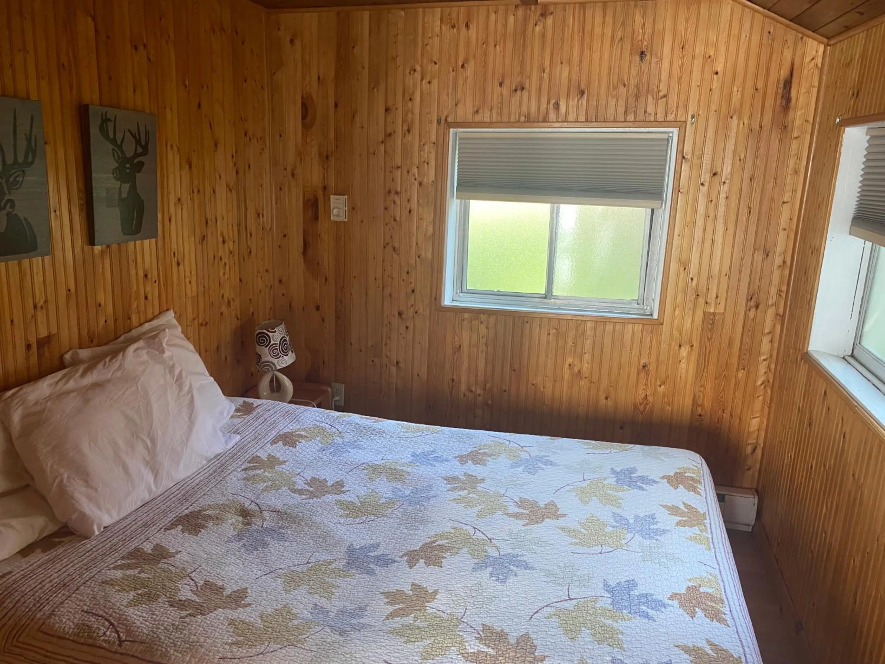 Bedroom, Bed in Merland Park Cottages and Motel