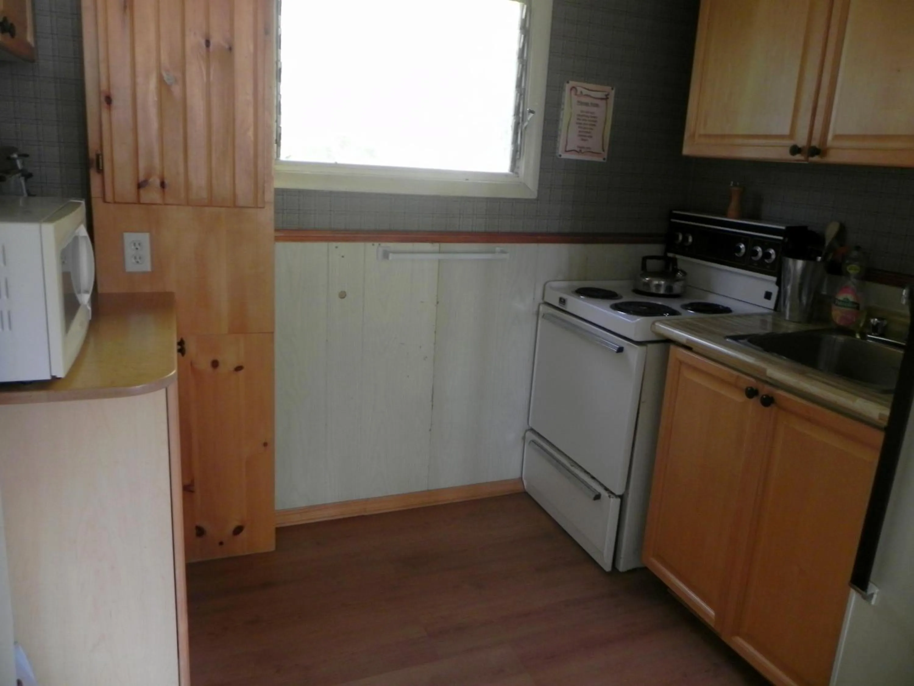 Kitchen or kitchenette in Merland Park Cottages and Motel