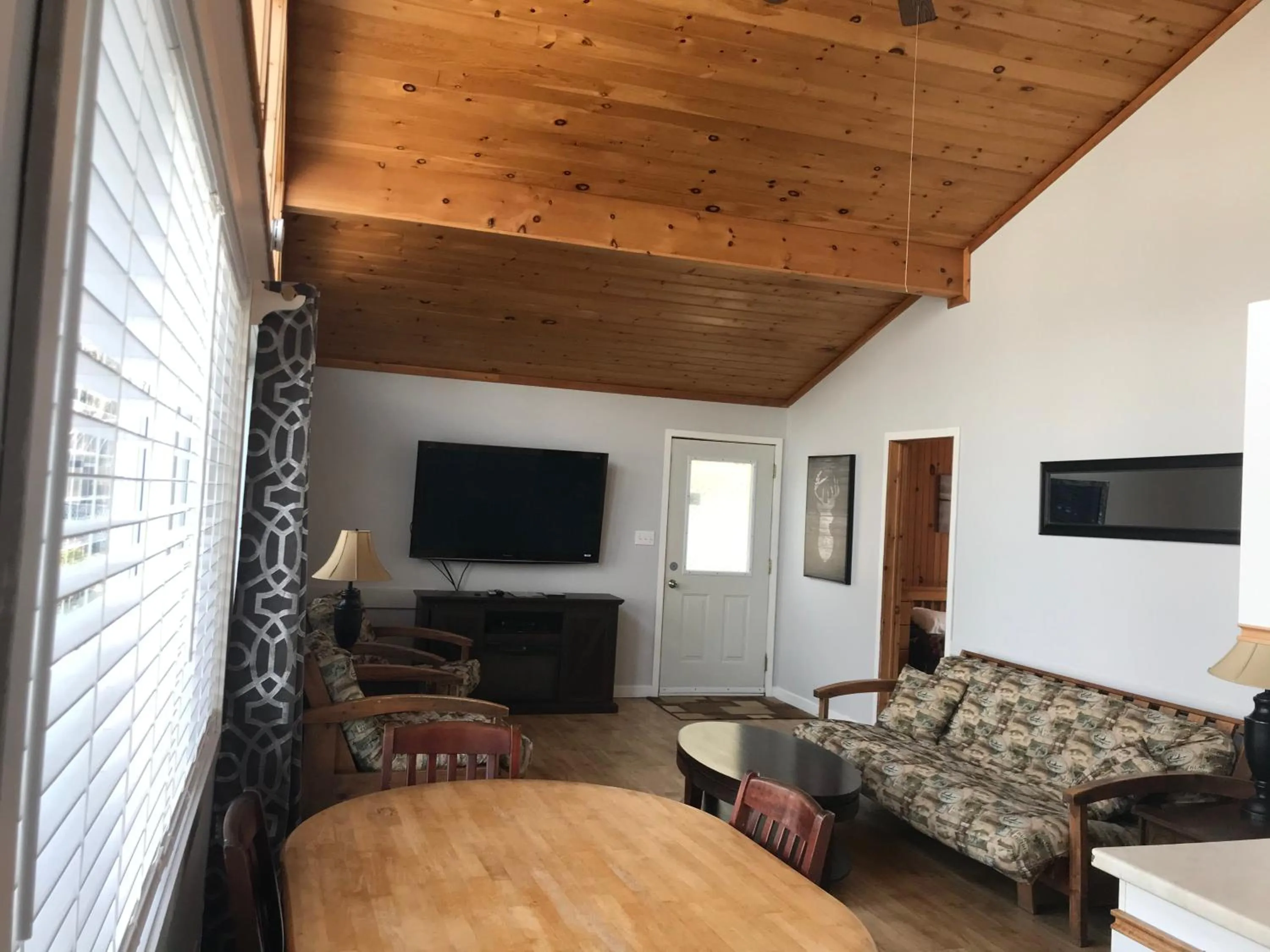 TV and multimedia in Merland Park Cottages and Motel