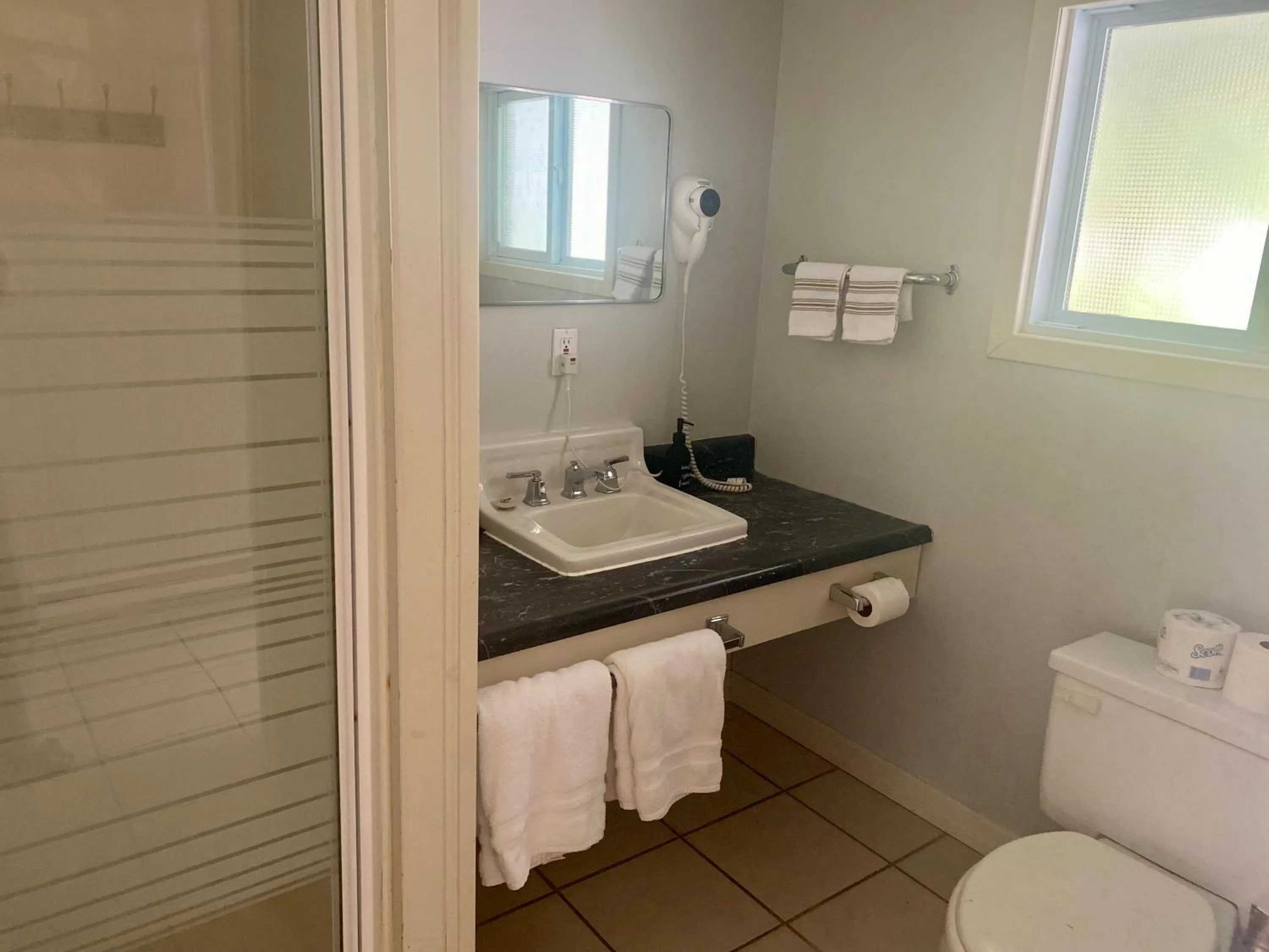 Bathroom in Merland Park Cottages and Motel