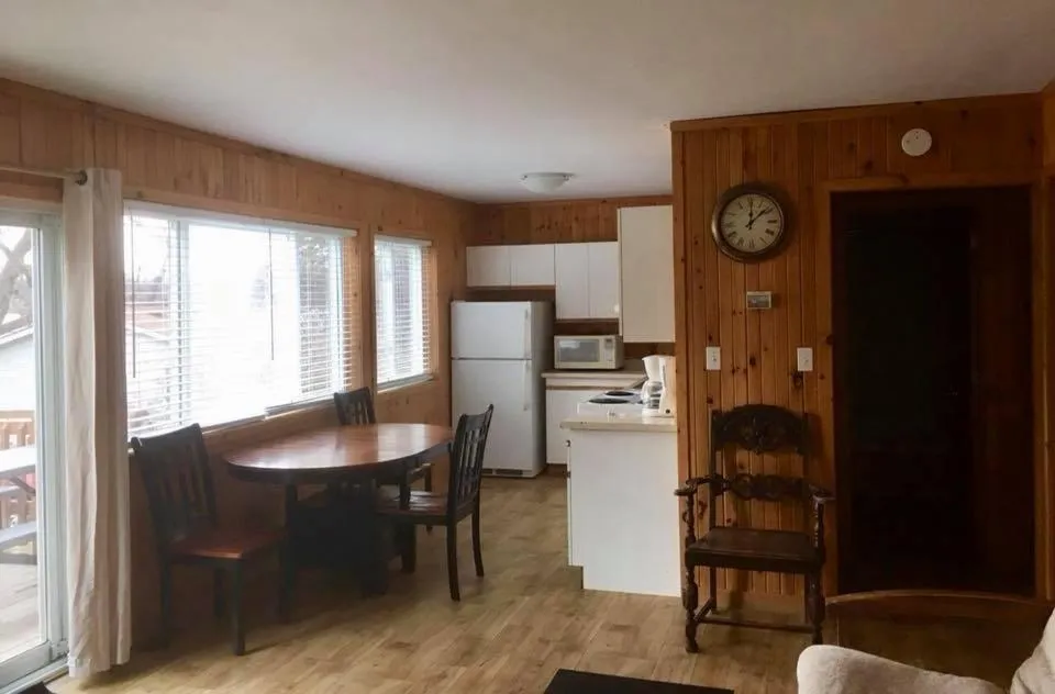 Kitchen or kitchenette in Merland Park Cottages and Motel