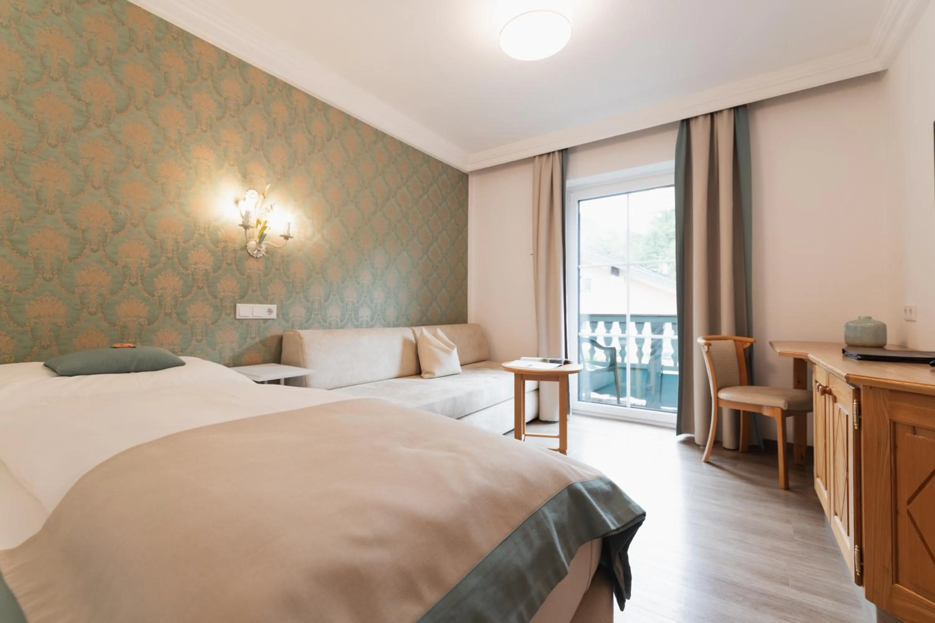 Photo of the whole room, Bed in Gasthof Hotel Hauslwirt