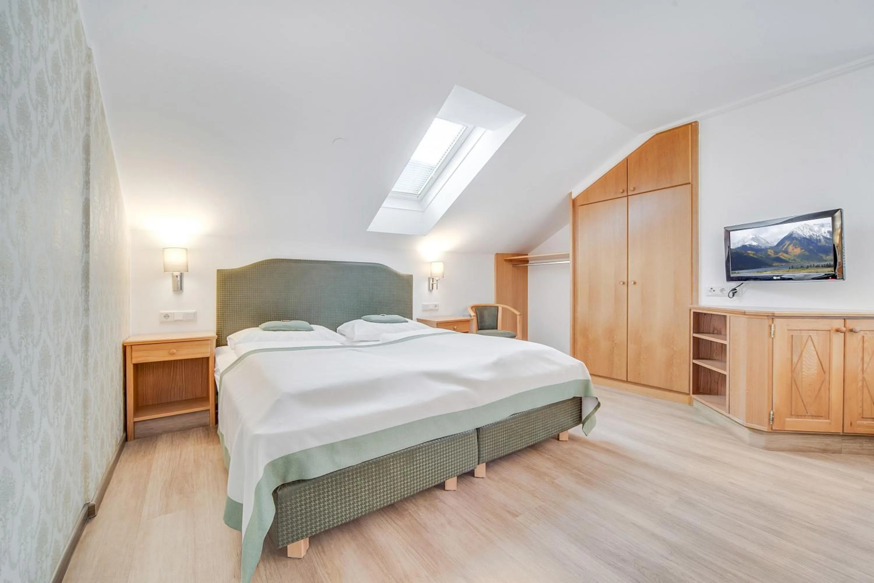 Photo of the whole room, Bed in Gasthof Hotel Hauslwirt