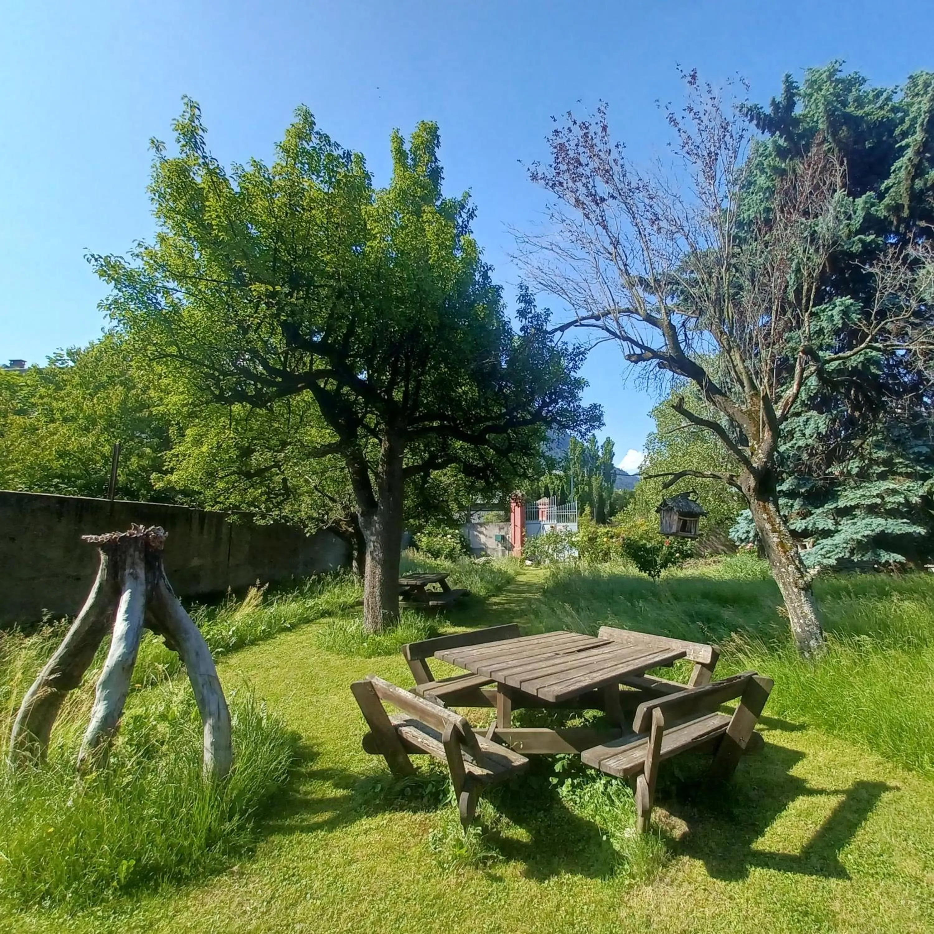 Garden in Chalet Les Cols - Chambres avec terrasse & jardin - proche de la nouvelle gare