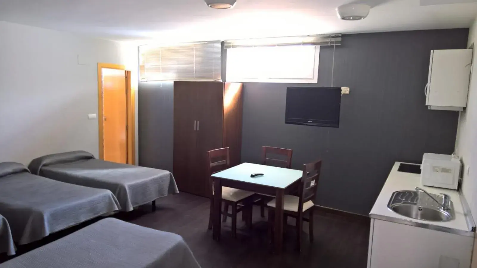 Apartamento SEMI-BAJO 4 camas individuales in Hostal T4 Apartamento SEMI-BAJO 4 camas individuales in Hostal T4