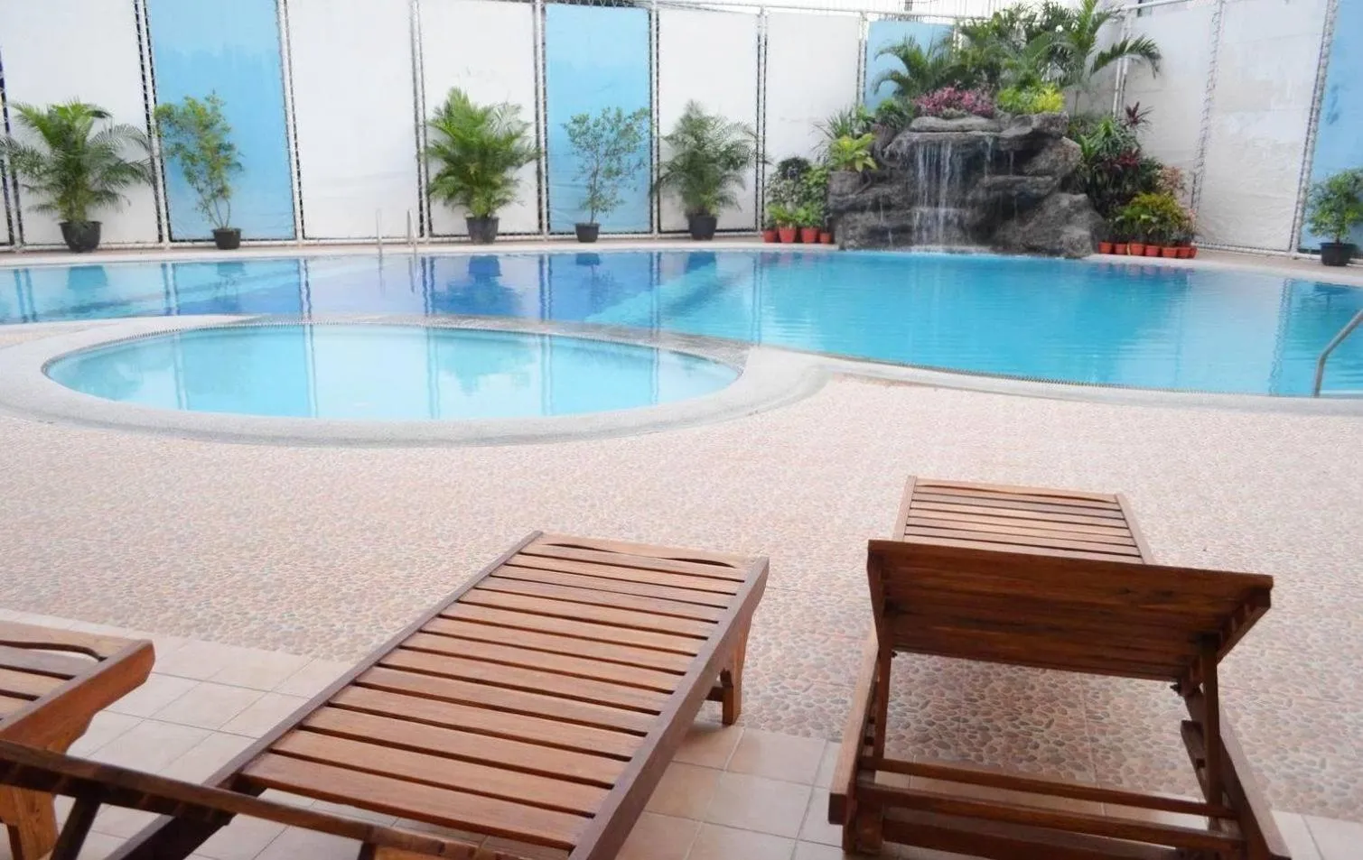 Swimming pool in Bossotel Chiang Mai