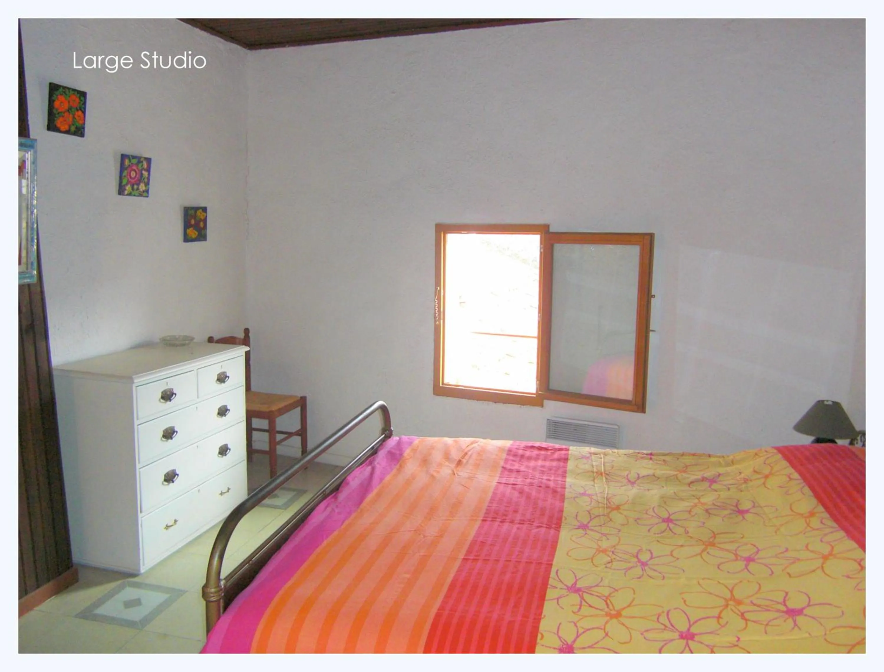 Bed in Maison St Georges