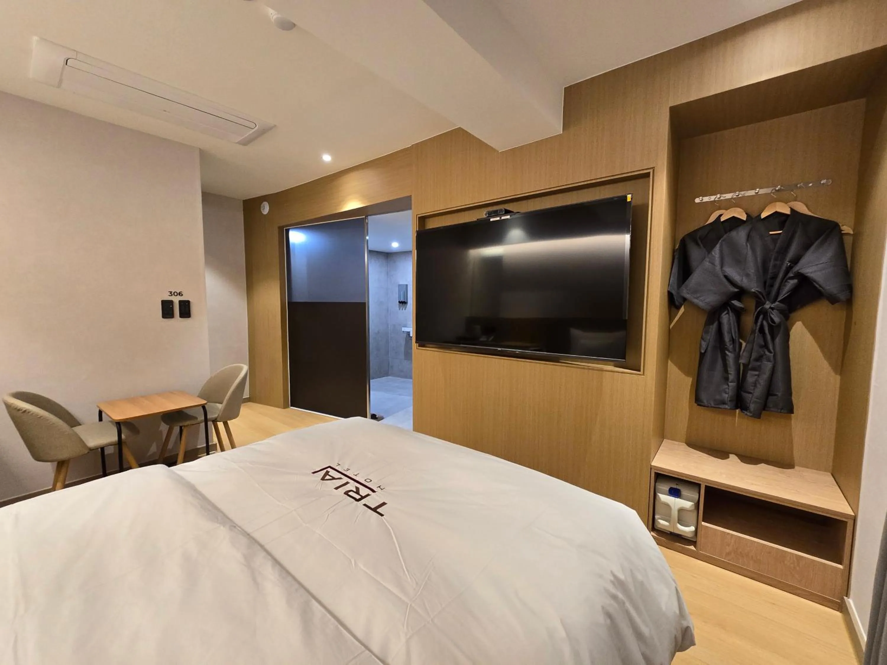 Property building, Bed in Tria Business & Boutique Hotel