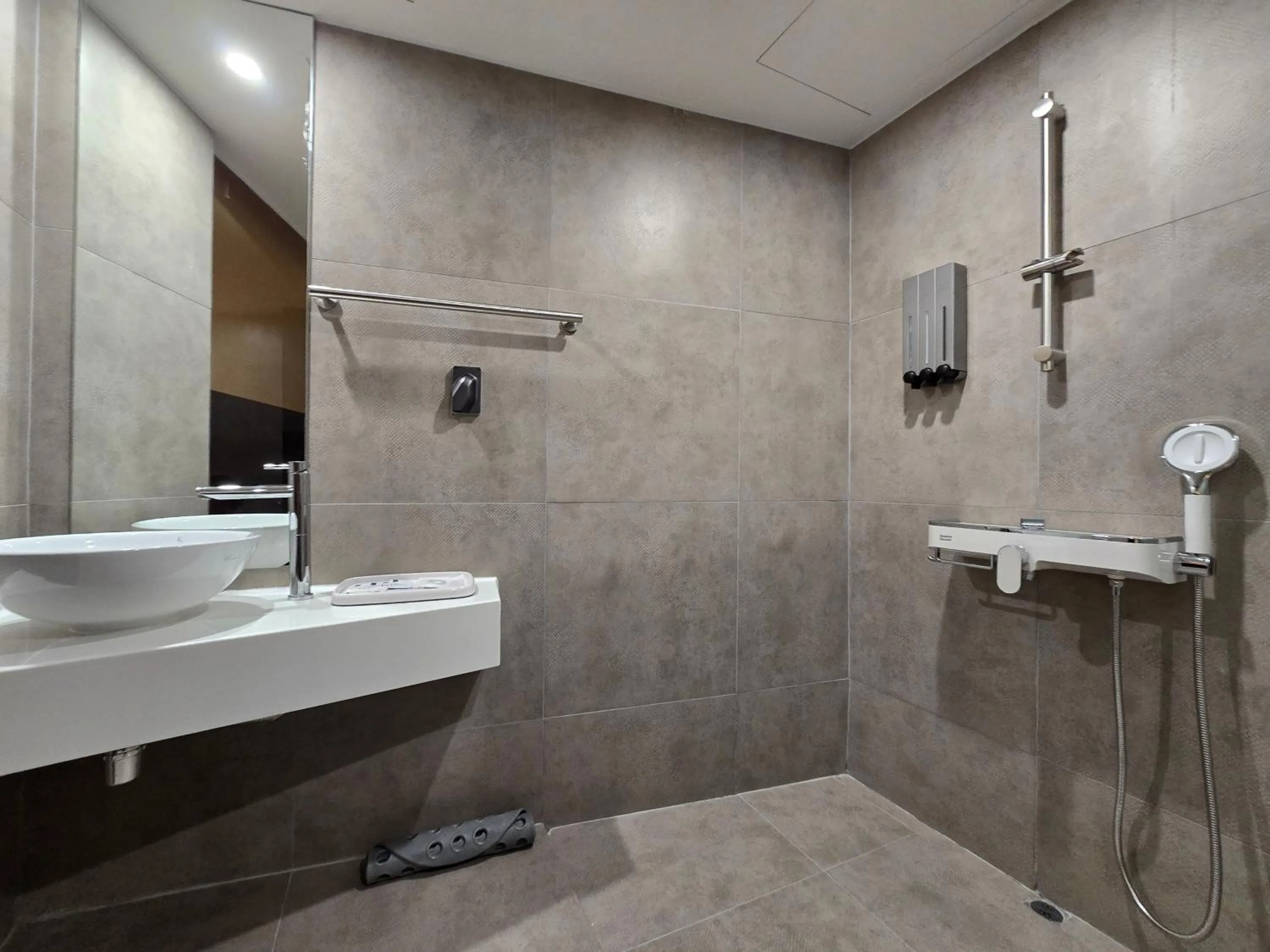 Shower in Tria Business & Boutique Hotel