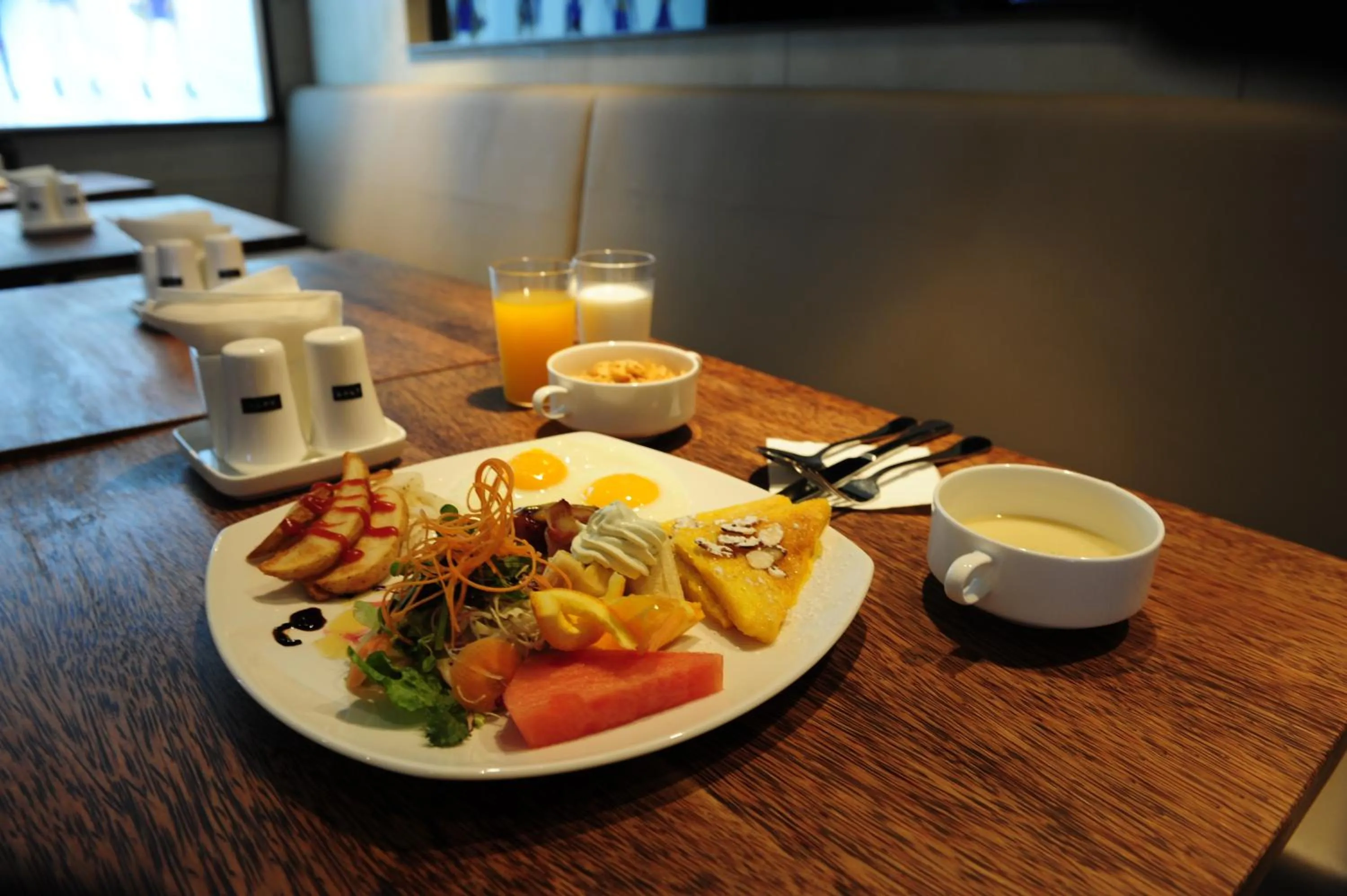 Restaurant/places to eat in Tria Business & Boutique Hotel