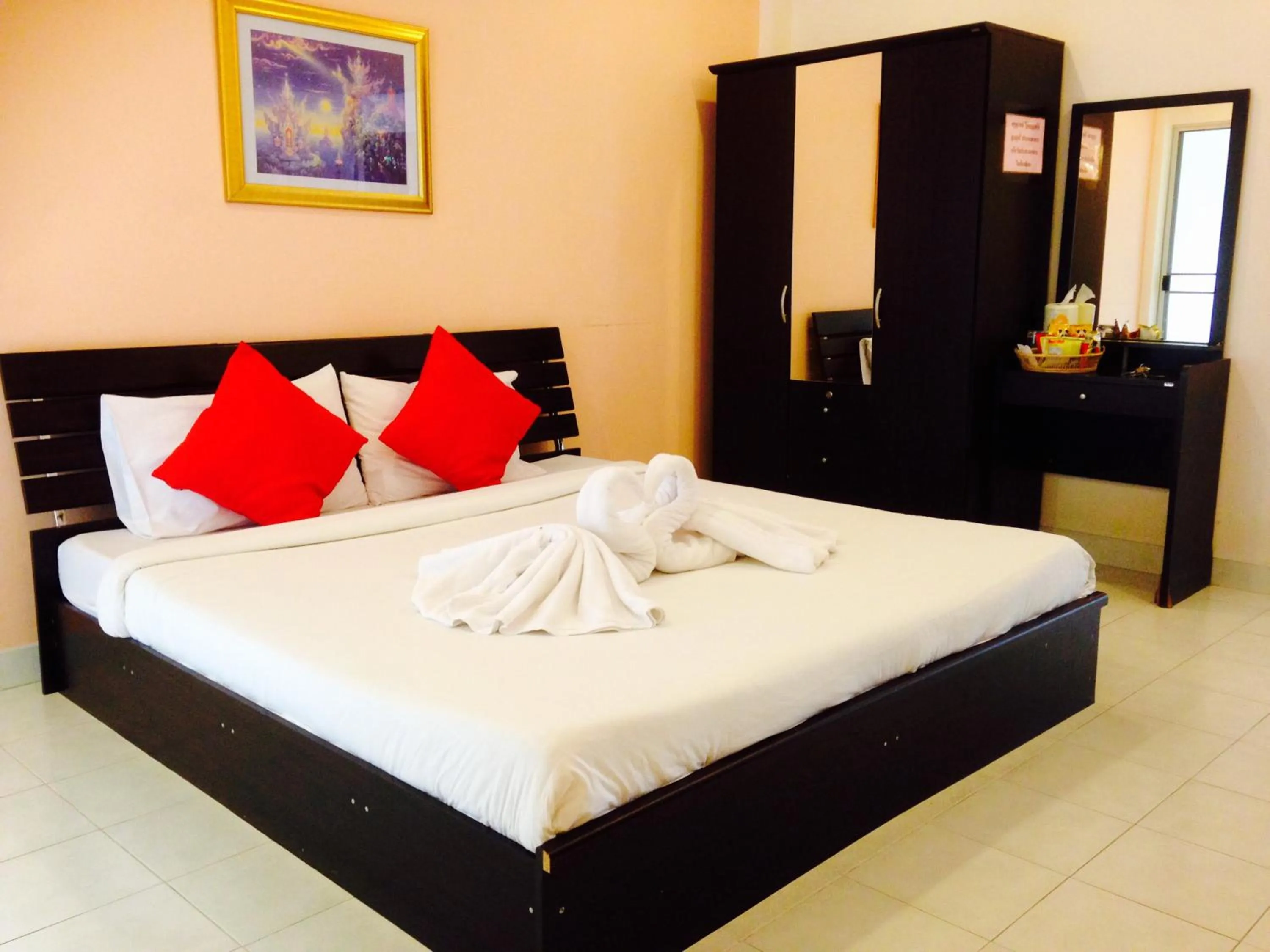 Photo of the whole room, Bed in Jaroonwej Bangsaen