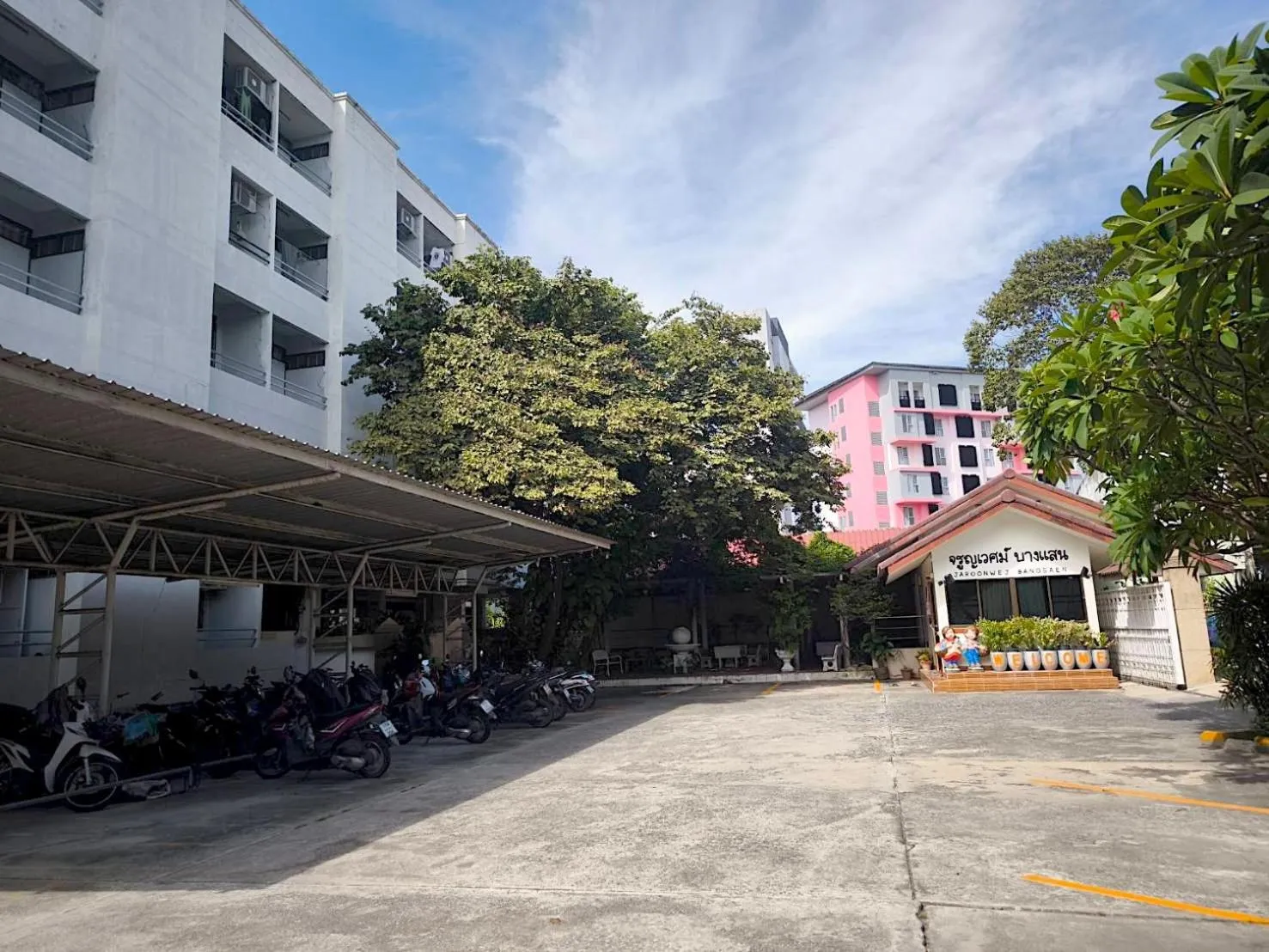 Parking in Jaroonwej Bangsaen