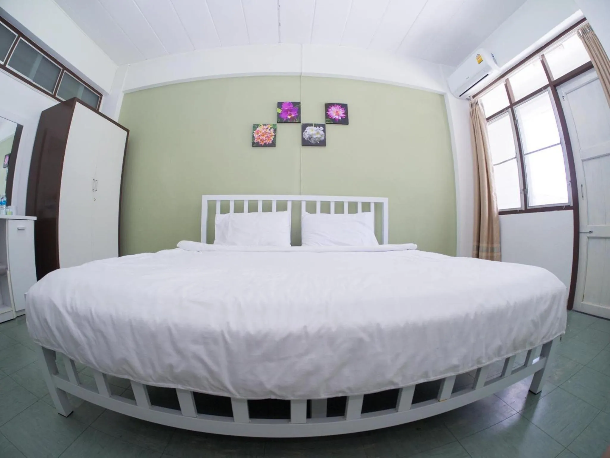 Photo of the whole room, Bed in Jaroonwej Bangsaen