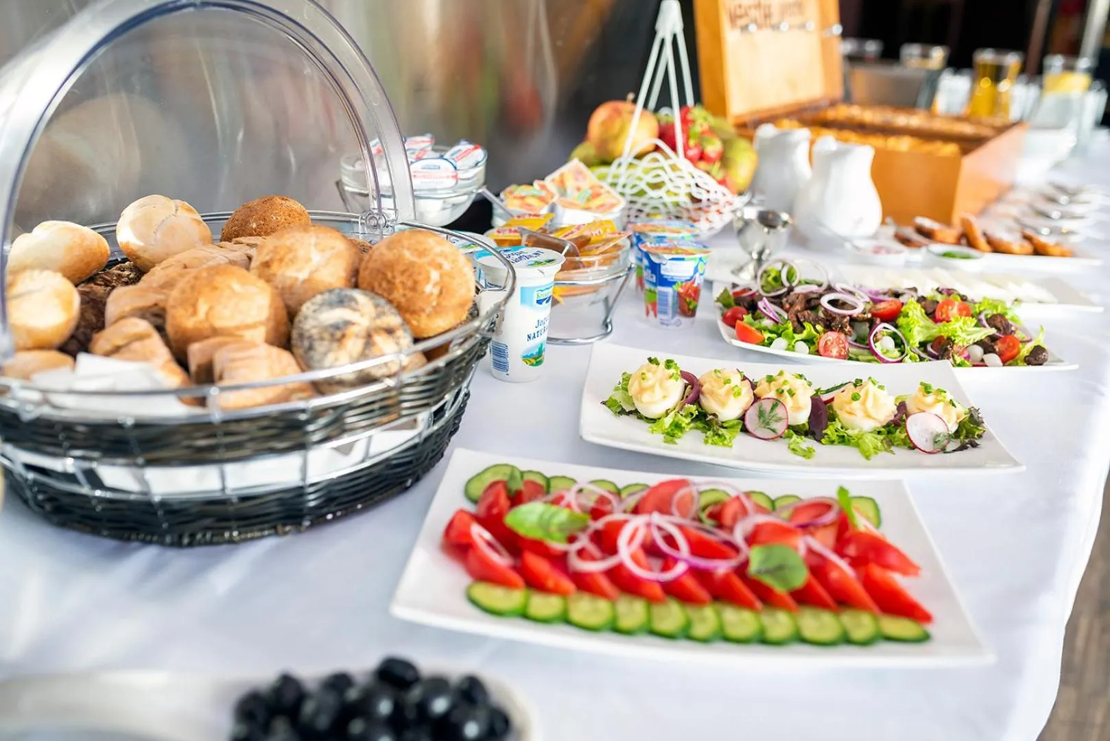 Buffet breakfast in Locomotiva