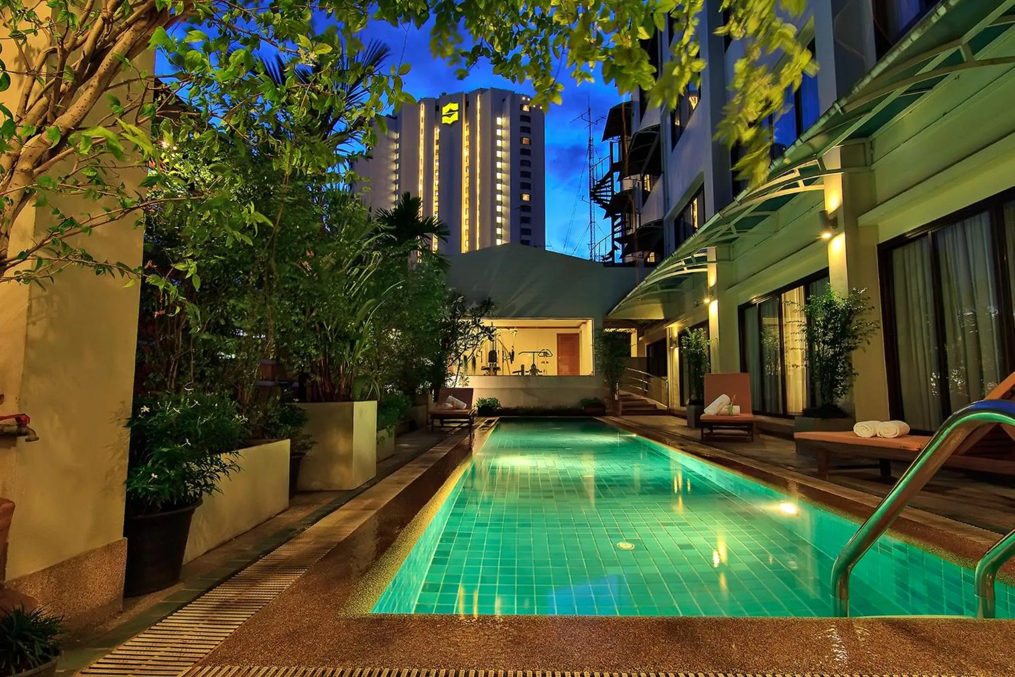 Swimming pool in Bossotel Bangkok