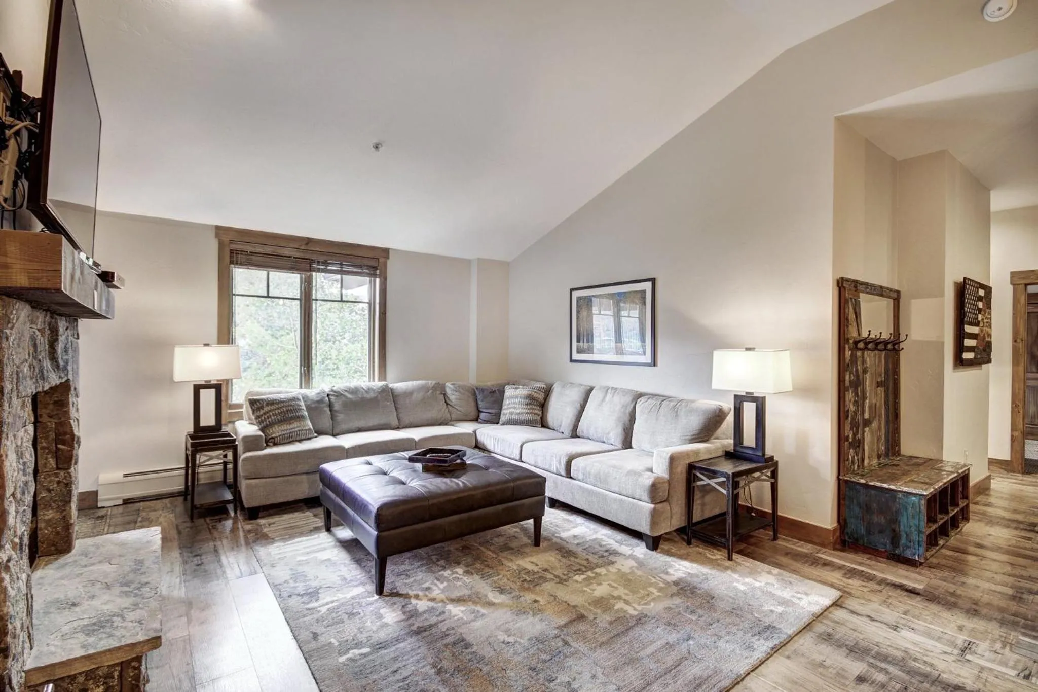Living room, Bed in Mountain Thunder Lodge, A Vail Resorts Property