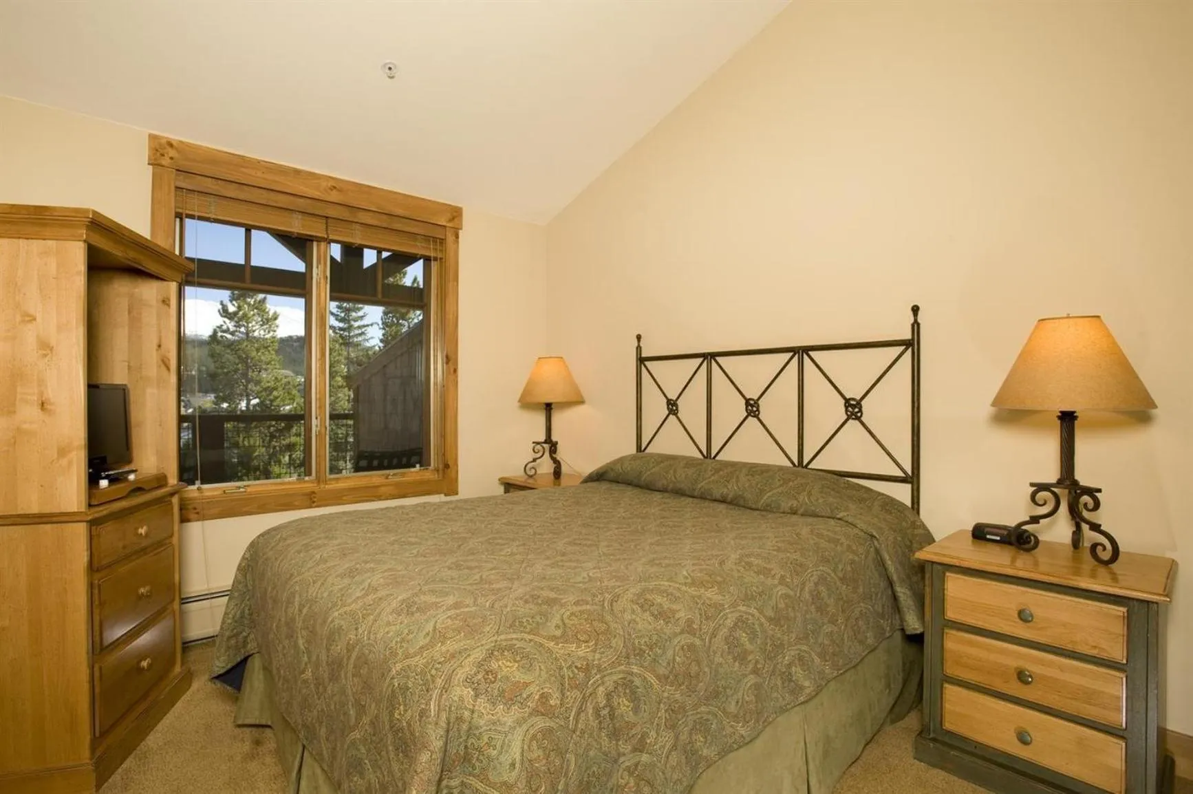 Photo of the whole room, Bed in Mountain Thunder Lodge, A Vail Resorts Property