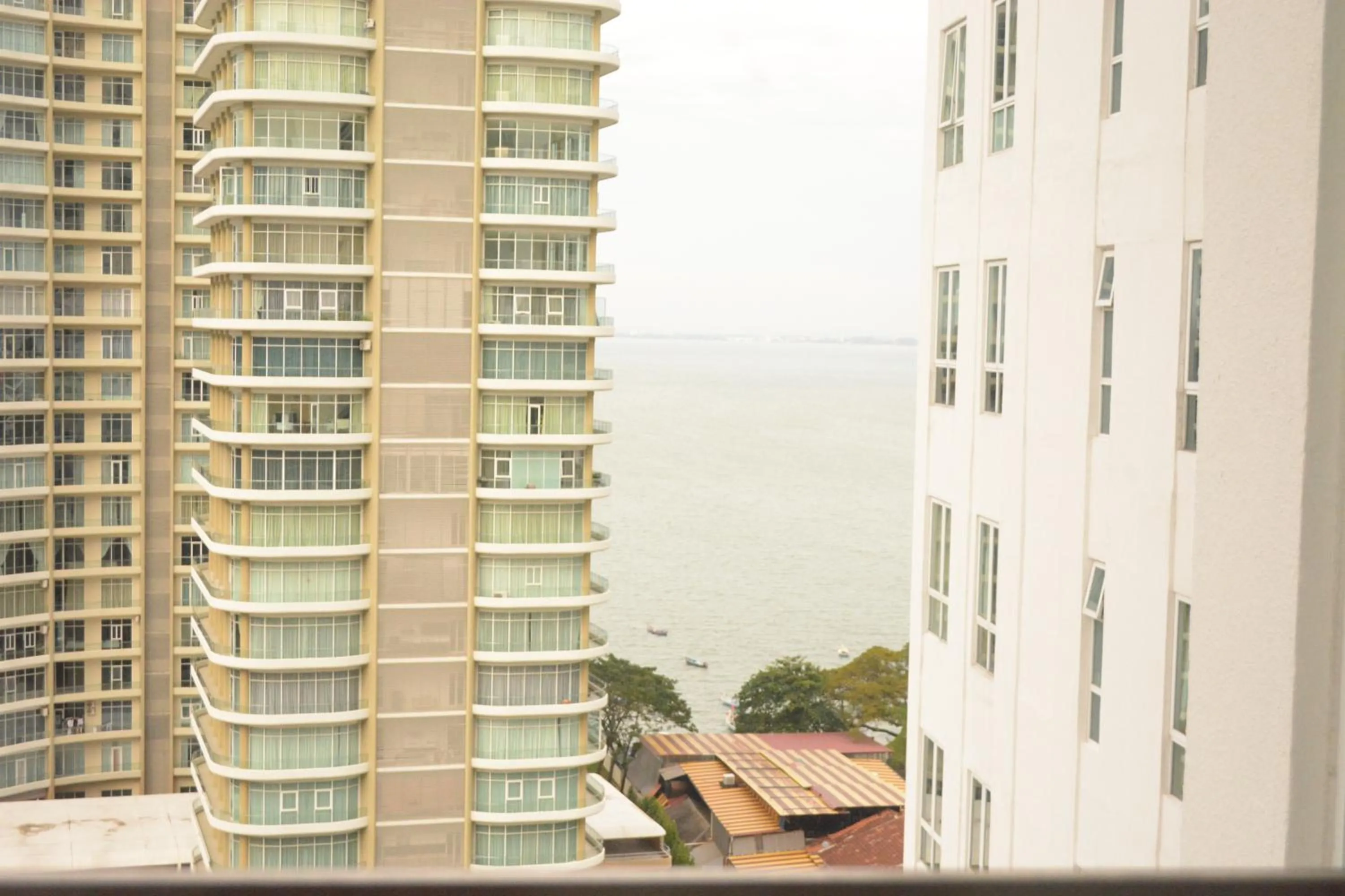 Beach in Hejmo Suites