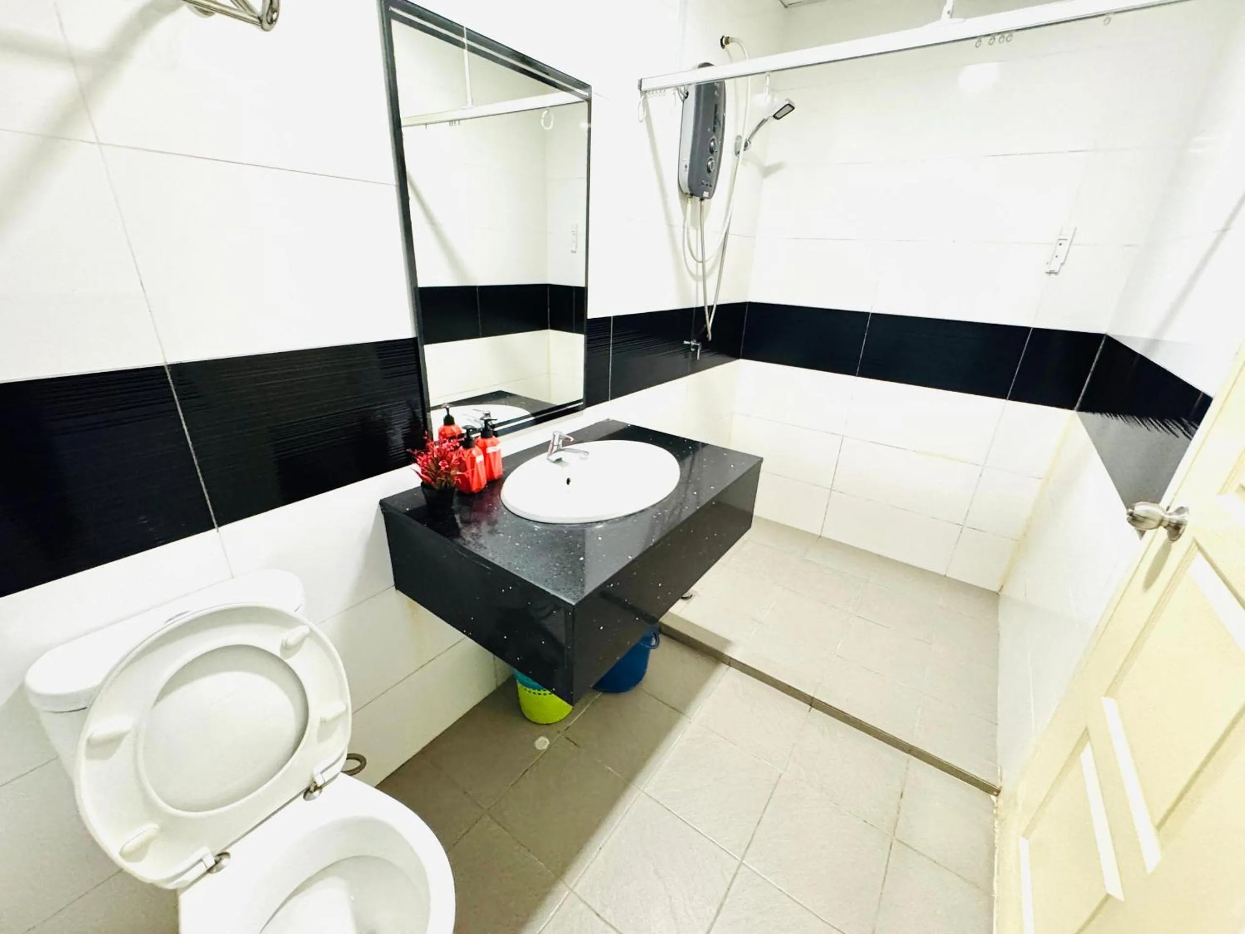 Toilet in Hejmo Suites