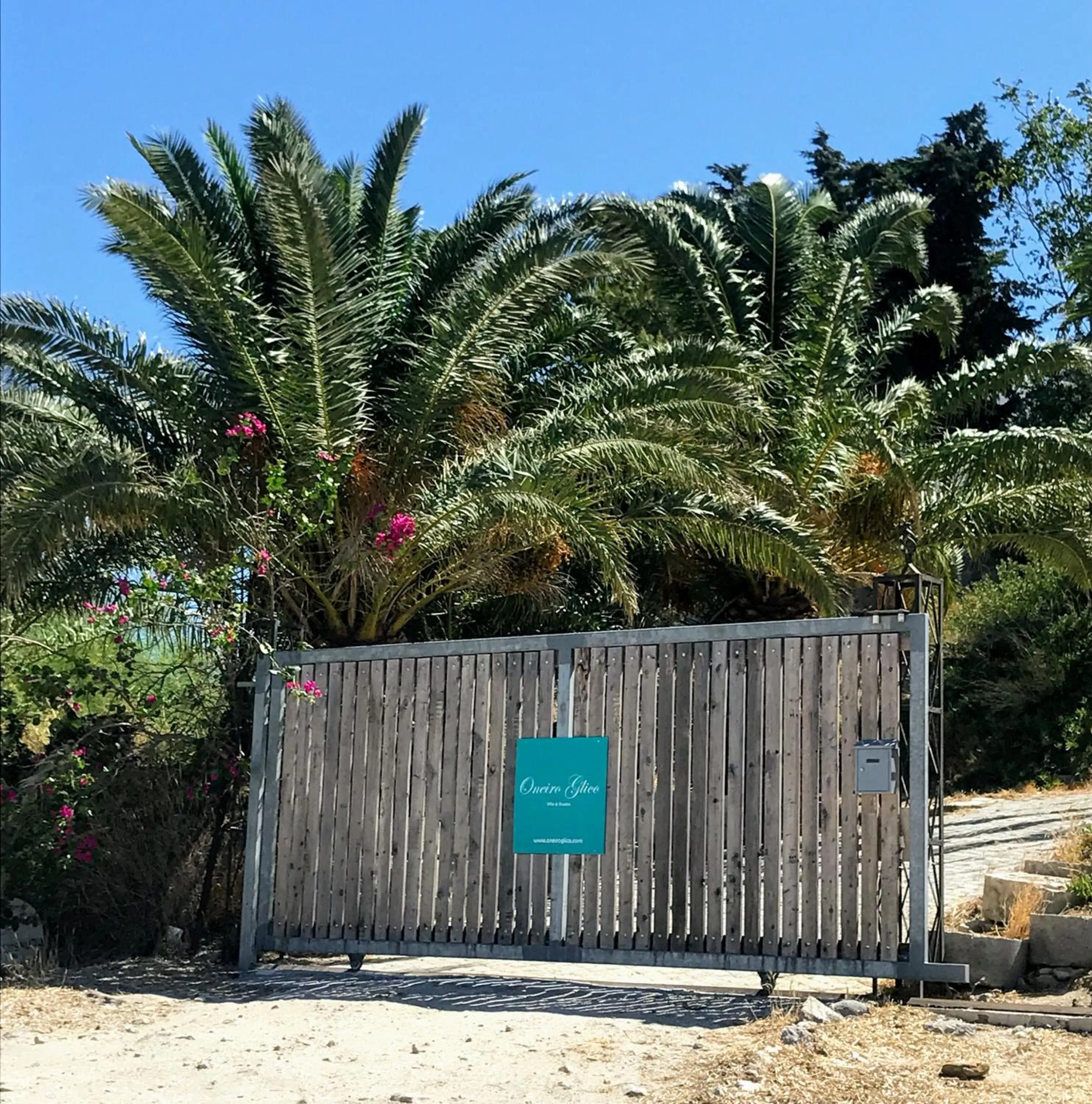 Facade/entrance in Oneiro glico