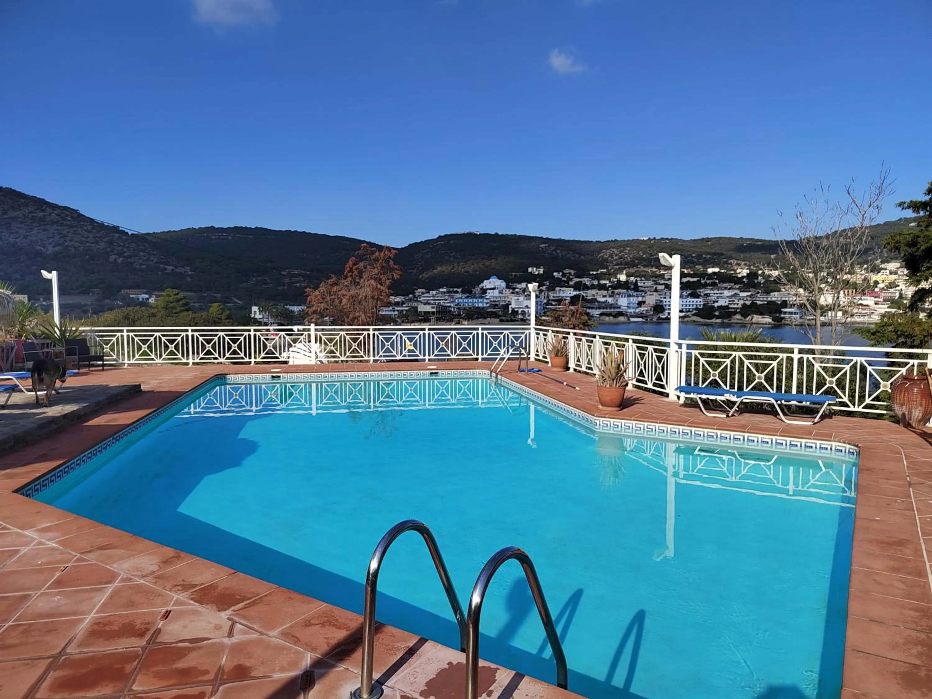 Swimming pool in Oneiro glico