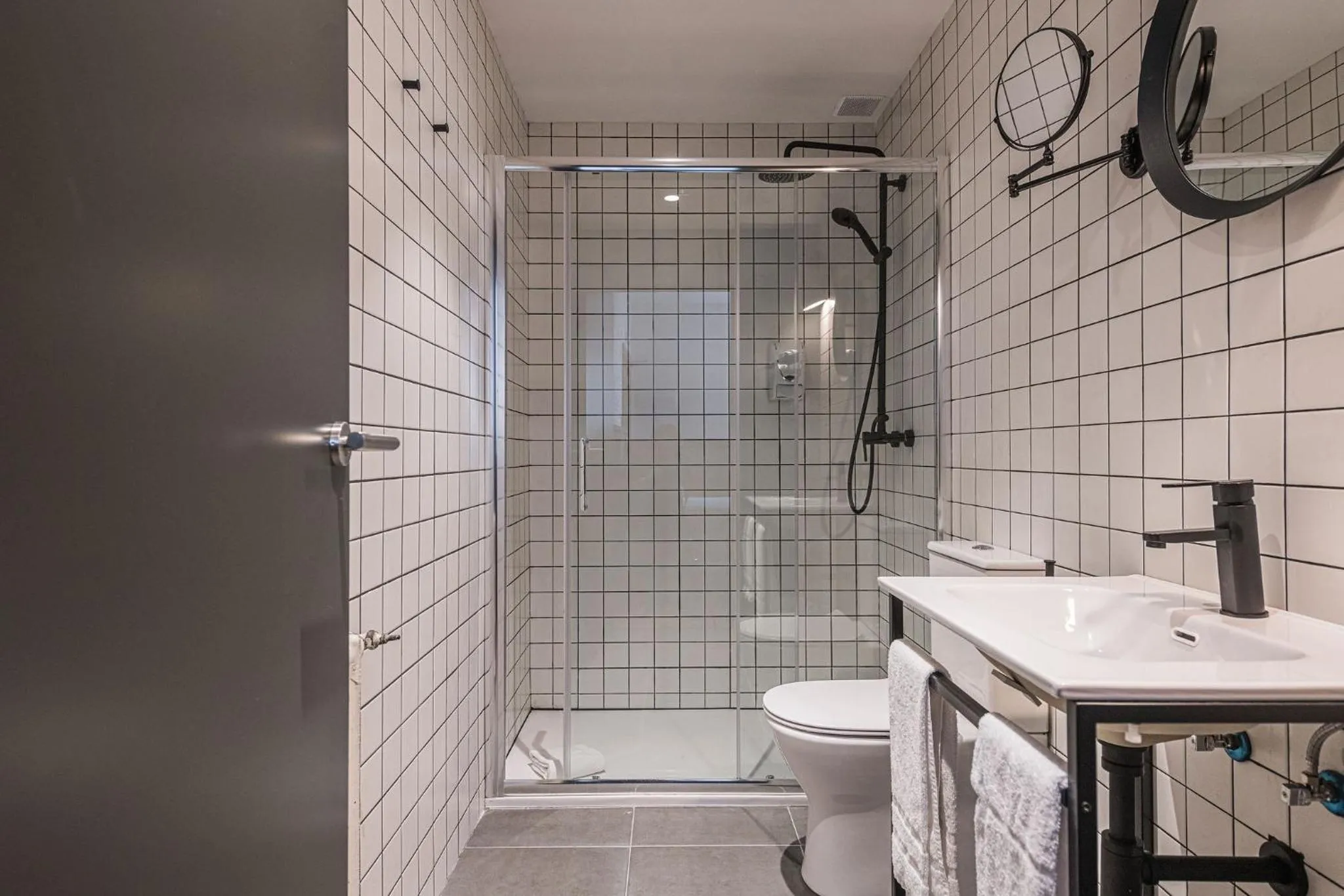 Shower in BYPILLOW San Mamés