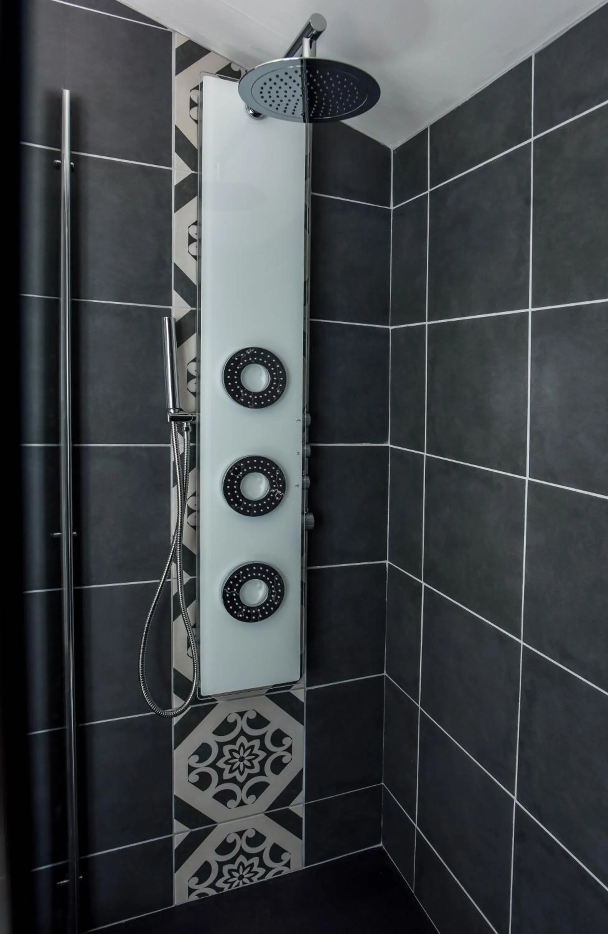 Shower in Logis Hôtel Emeraude des Bois