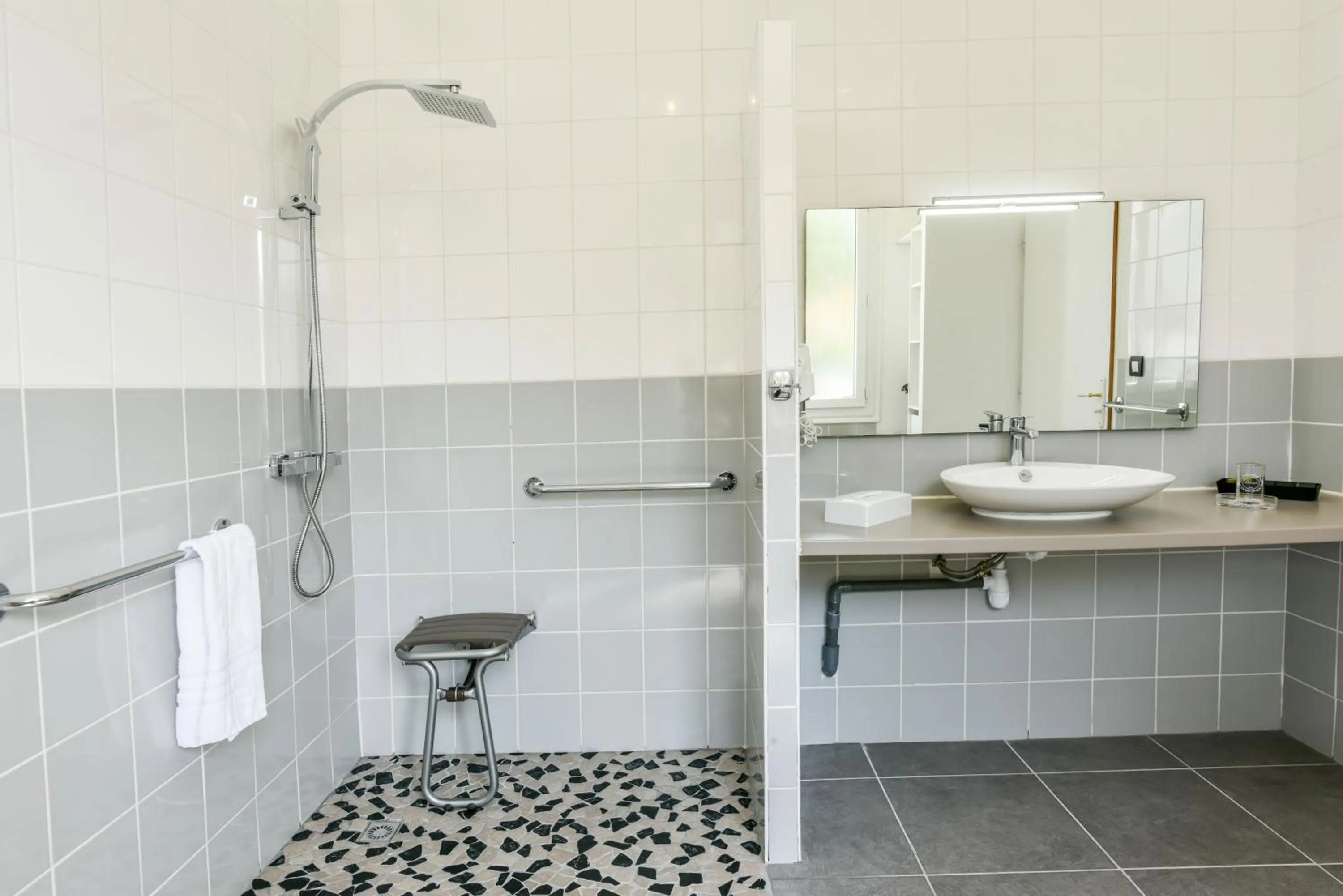 Shower in Logis Hôtel Emeraude des Bois