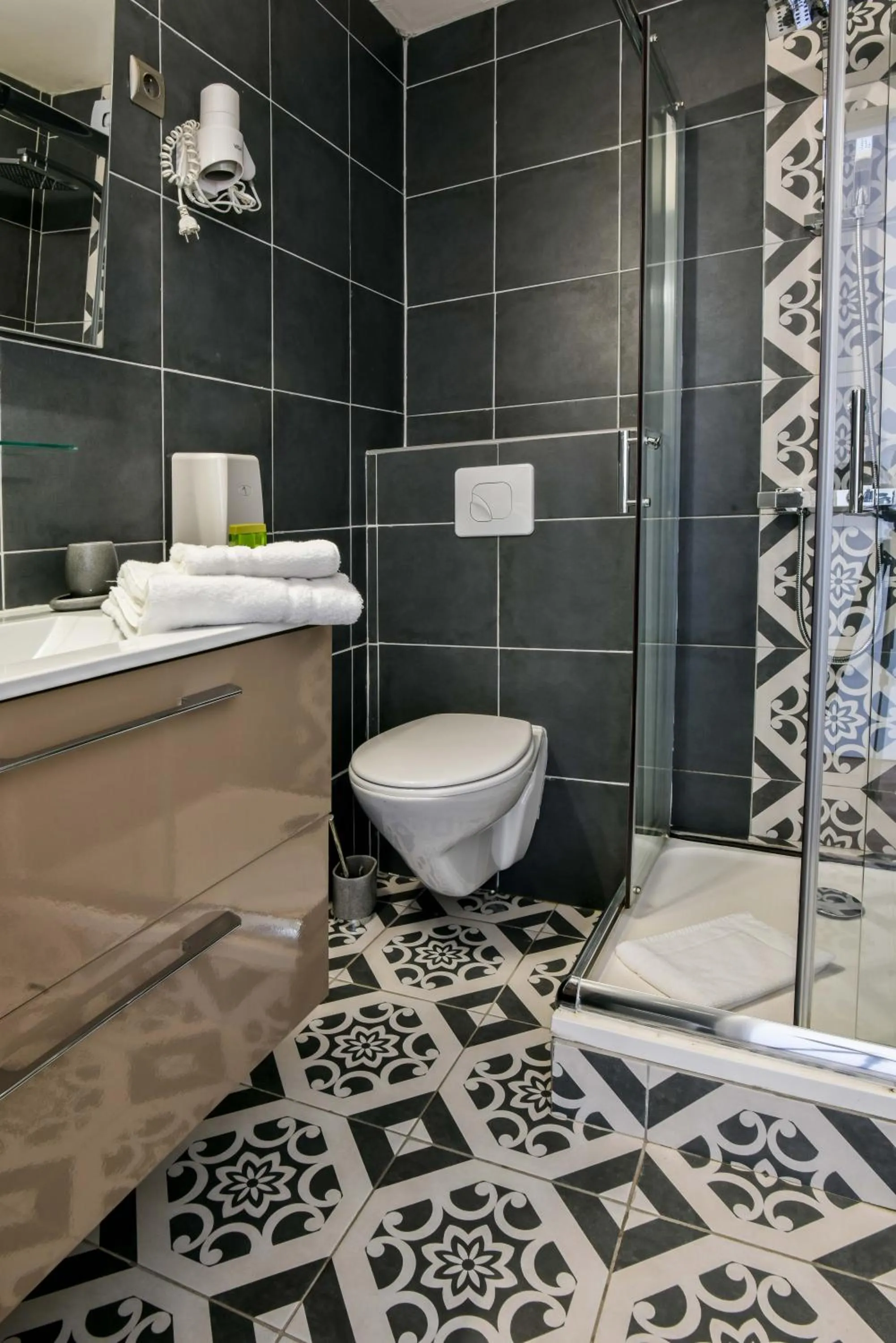 Shower in Logis Hôtel Emeraude des Bois