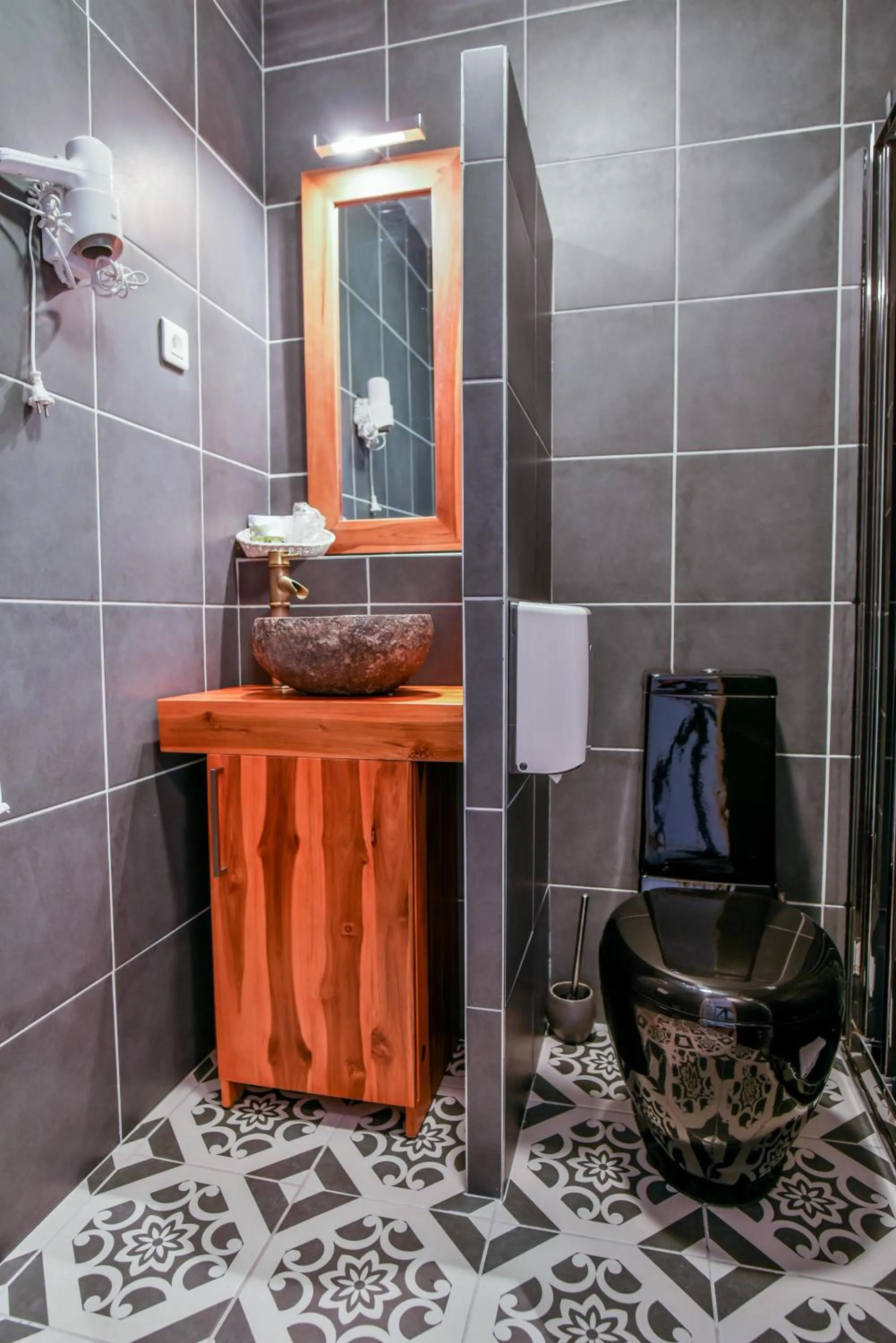 Shower in Logis Hôtel Emeraude des Bois