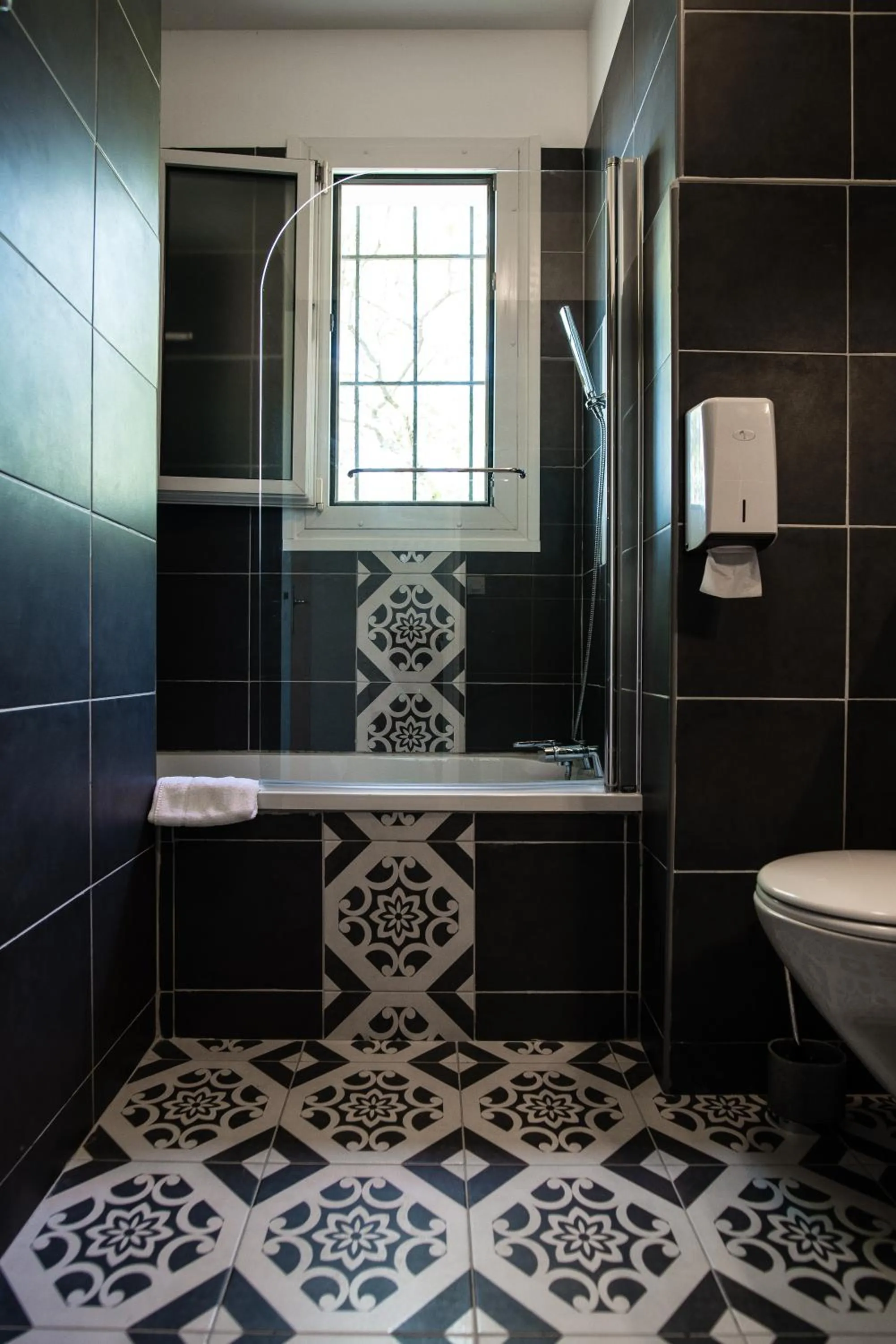 Toilet in Logis Hôtel Emeraude des Bois