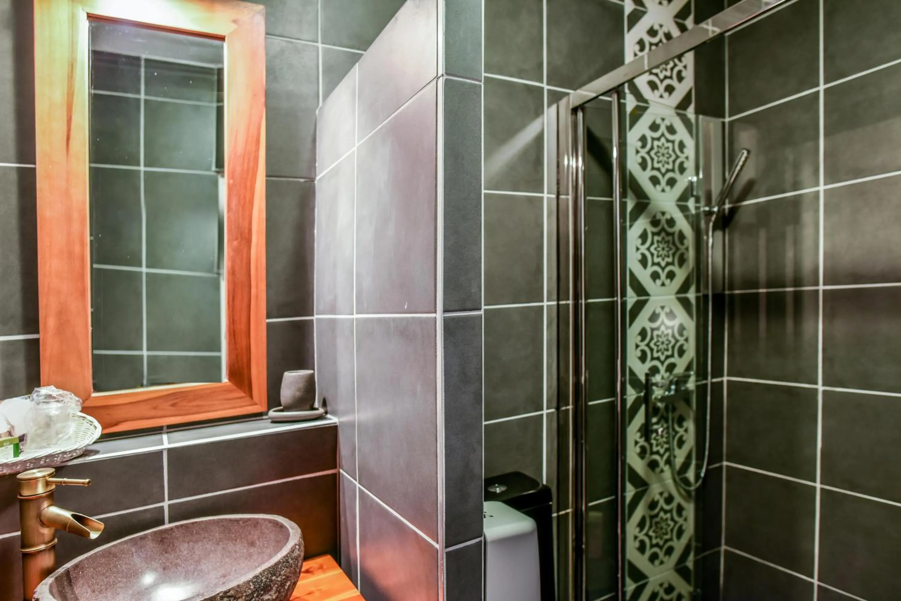 Shower in Logis Hôtel Emeraude des Bois