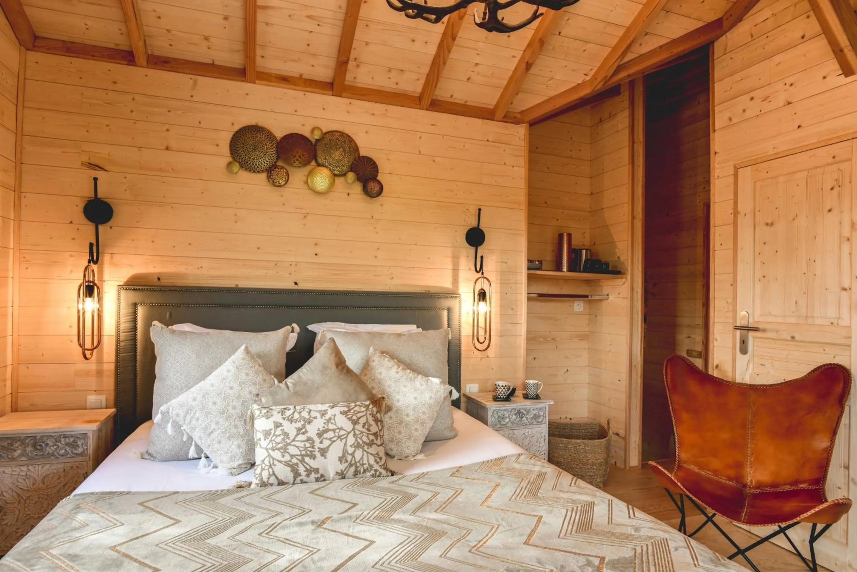 Bed in Logis Hôtel Emeraude des Bois