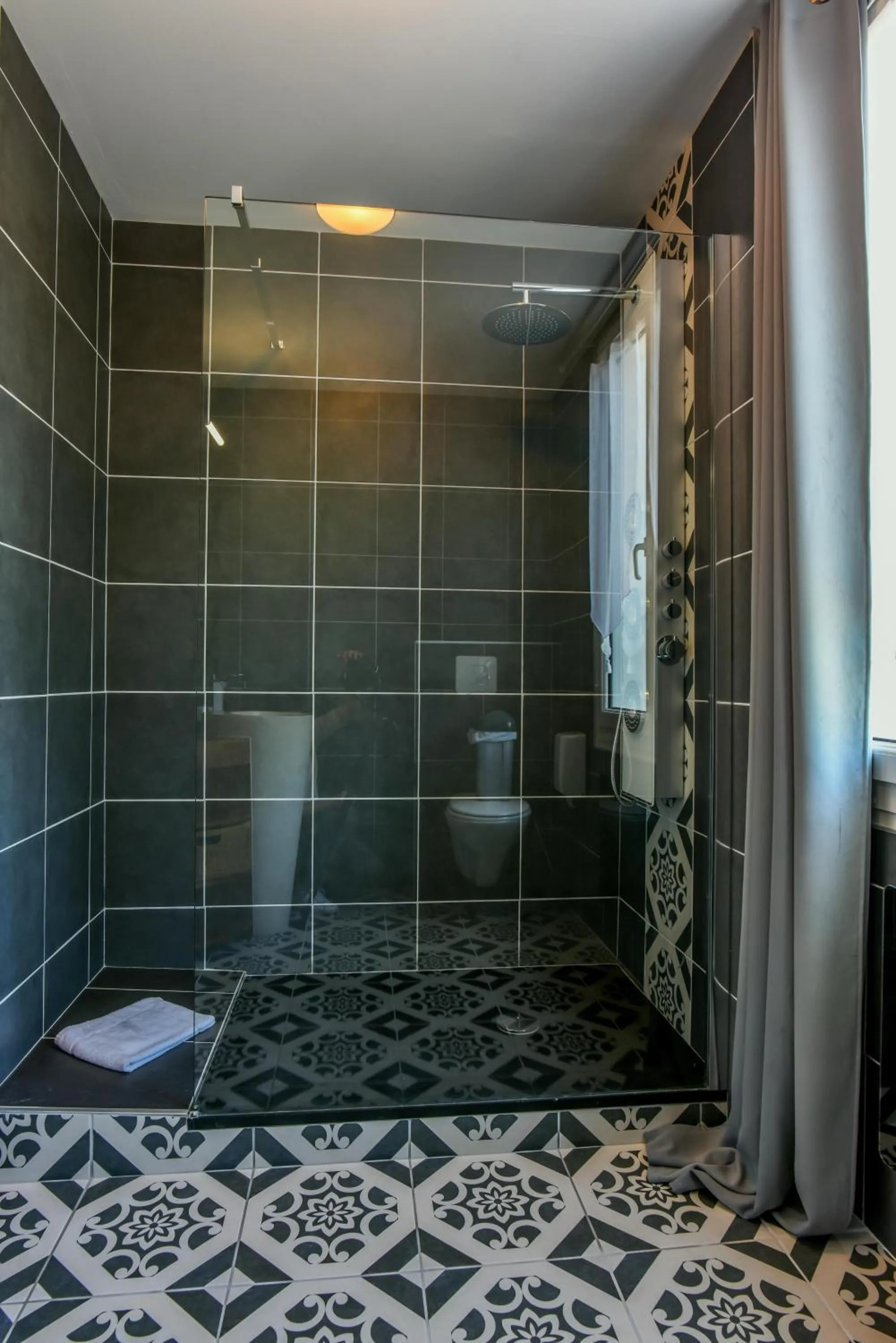 Shower in Logis Hôtel Emeraude des Bois