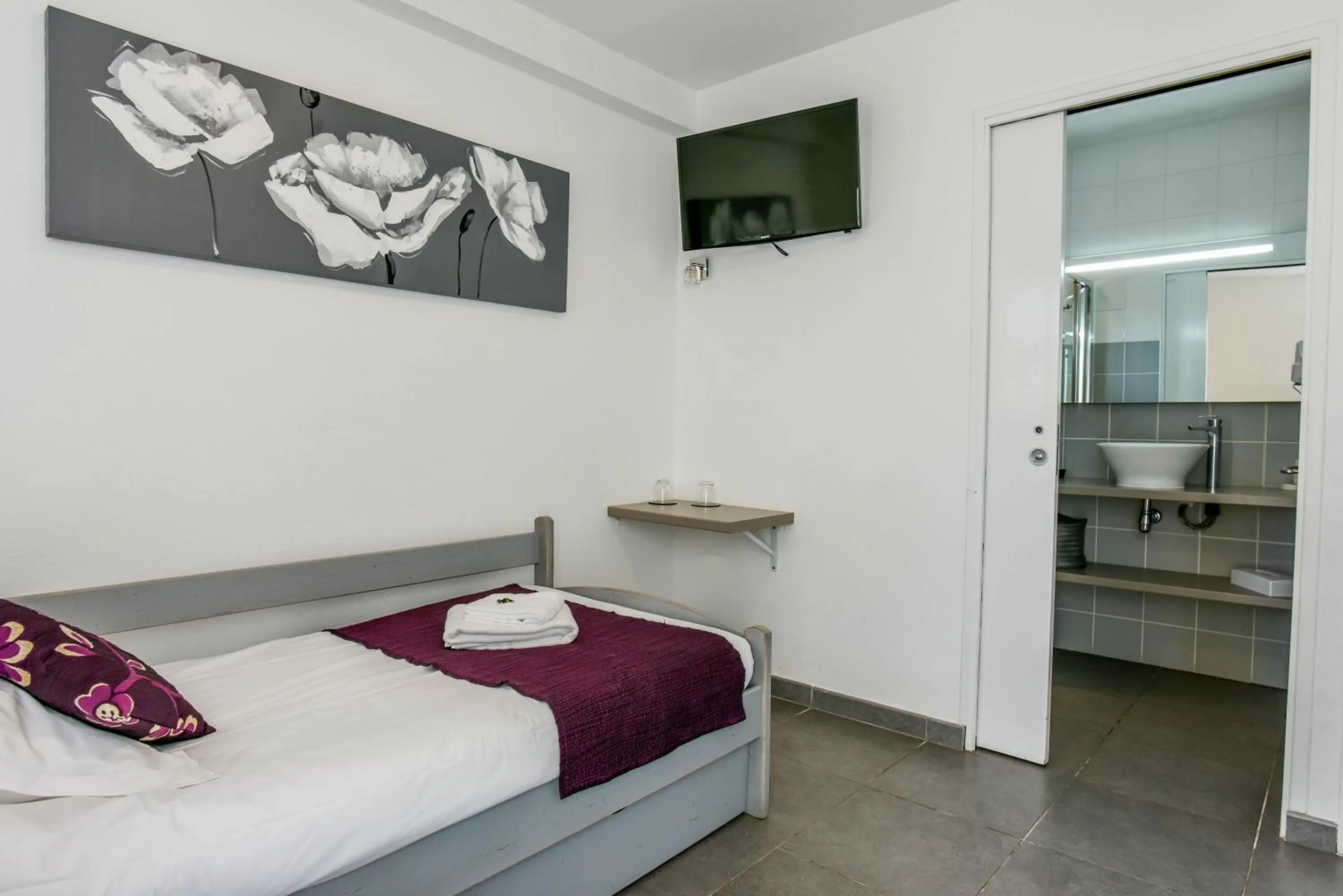 TV and multimedia, Bed in Logis Hôtel Emeraude des Bois