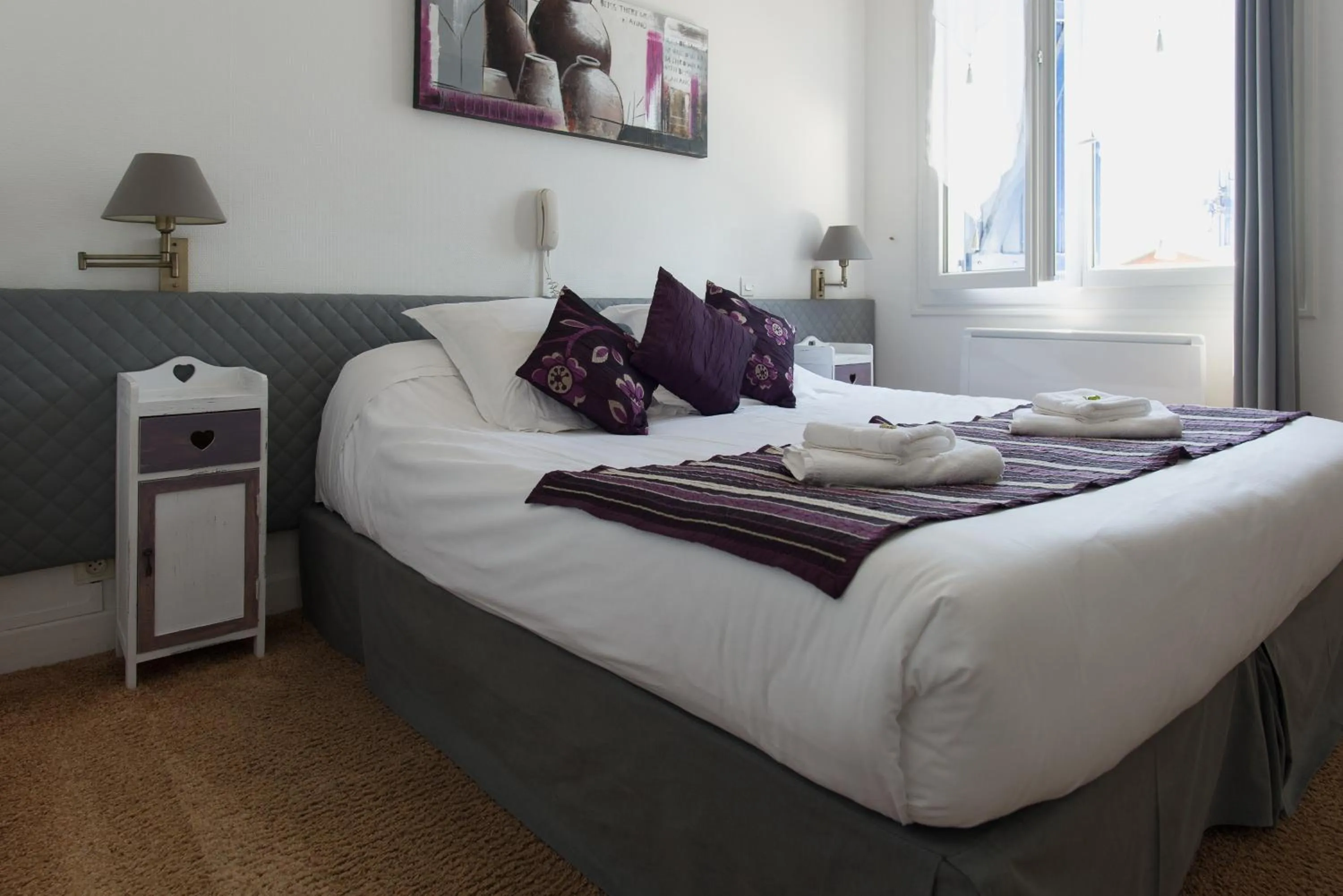 Bed in Logis Hôtel Emeraude des Bois