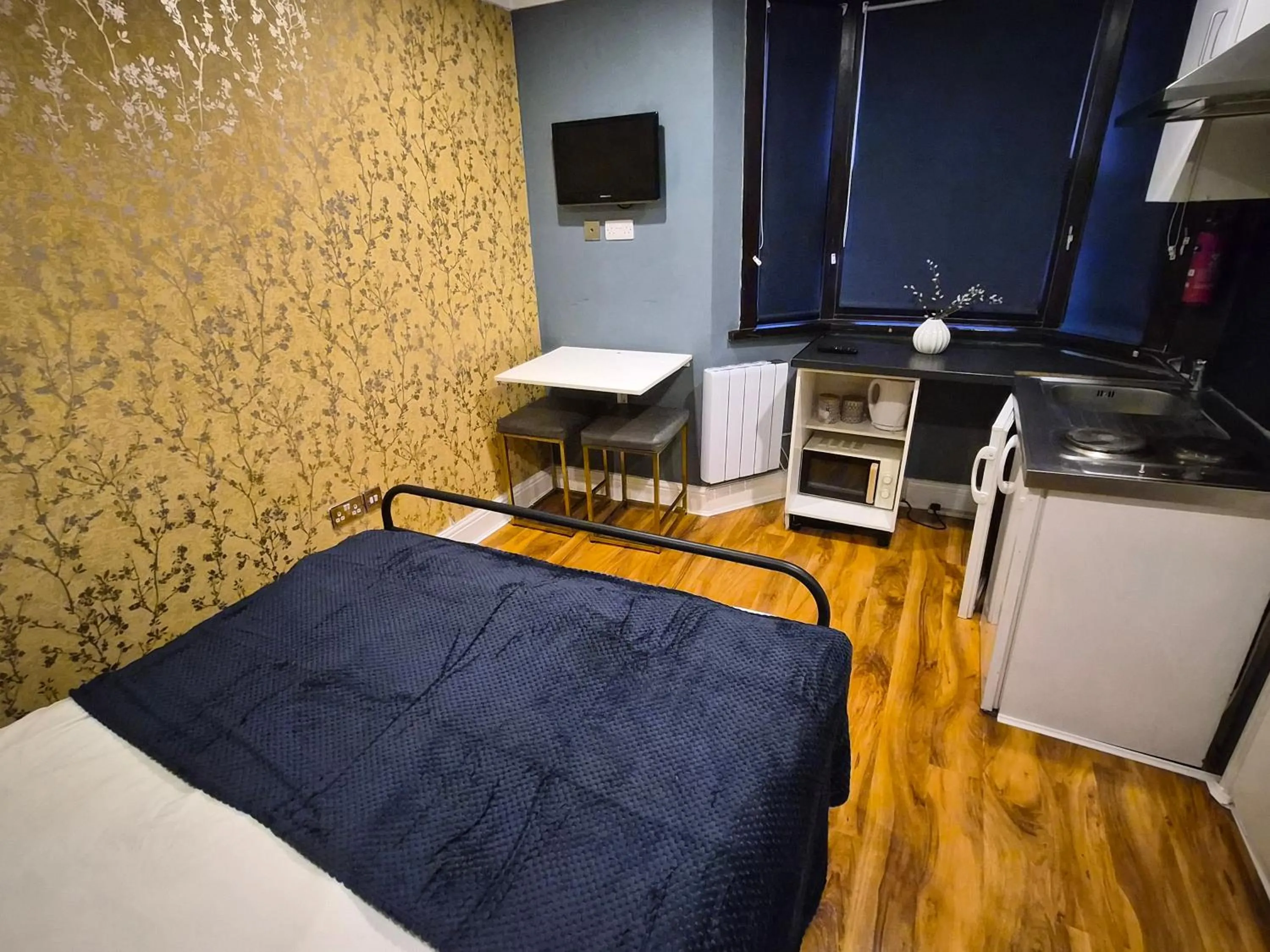 TV and multimedia, Bed in Dodi Aparts London, near Stratford close to tube station