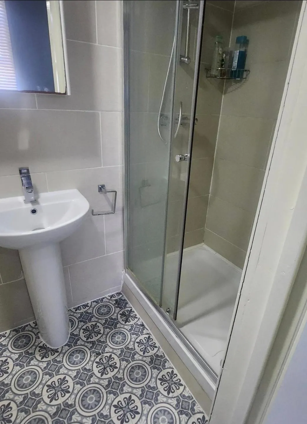 Shower in Dodi Aparts London, near Stratford close to tube station