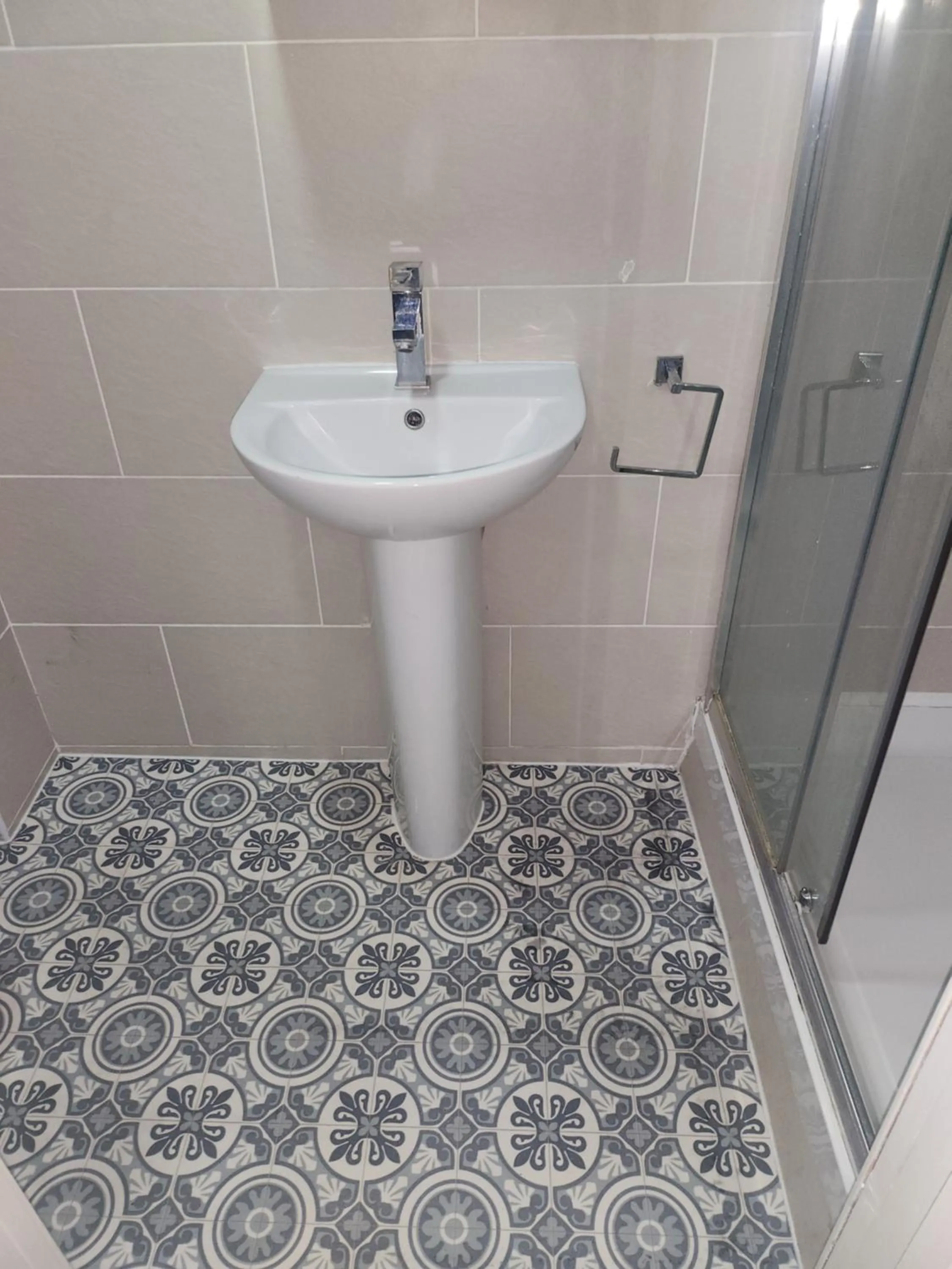 Shower in Dodi Aparts London, near Stratford close to tube station