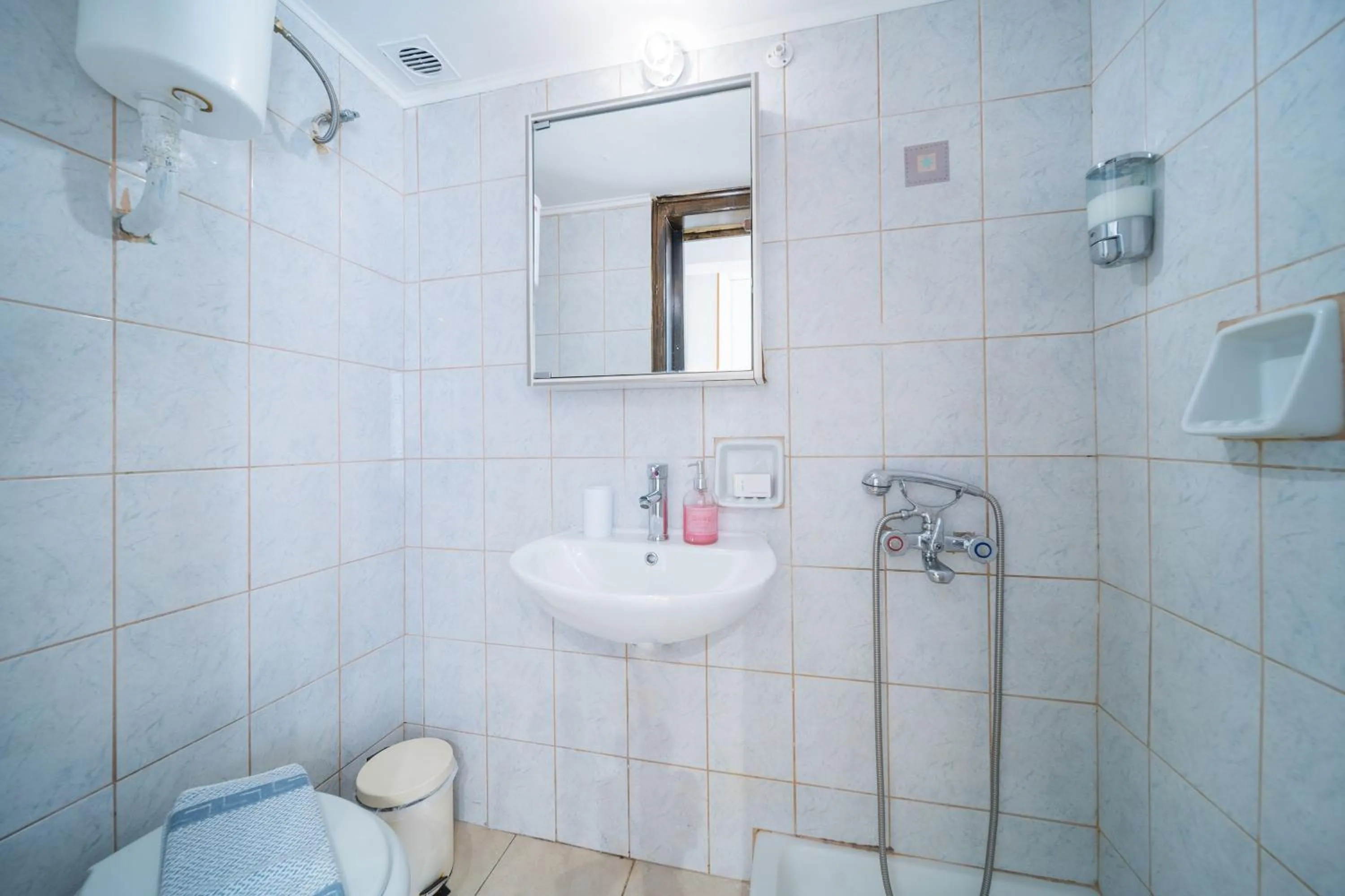 Shower in City Center Studios by Cretan Houses