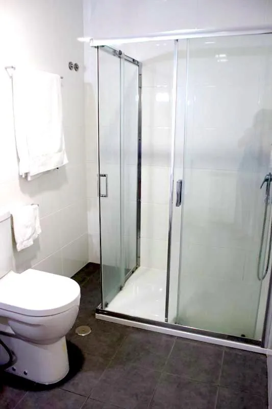 Shower in Hotel Jorge V