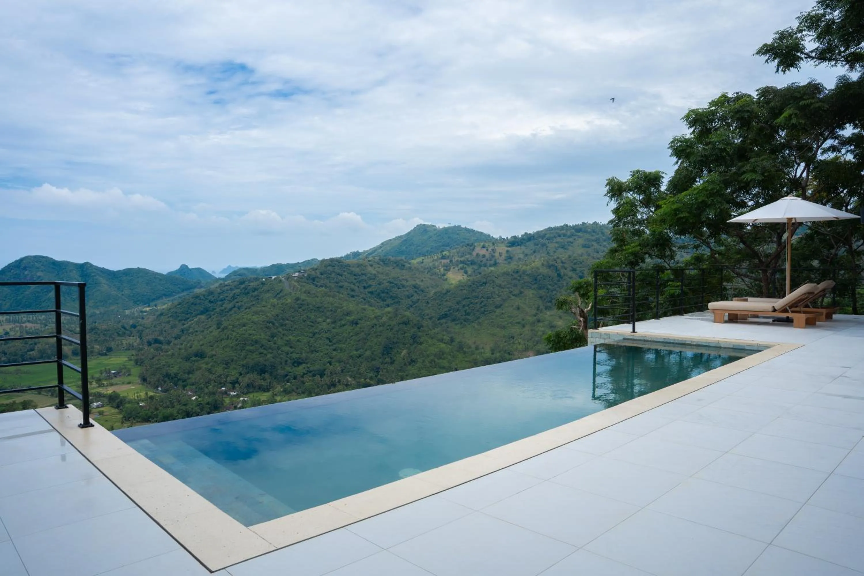 Swimming pool in Selong Selo Resort and Villas