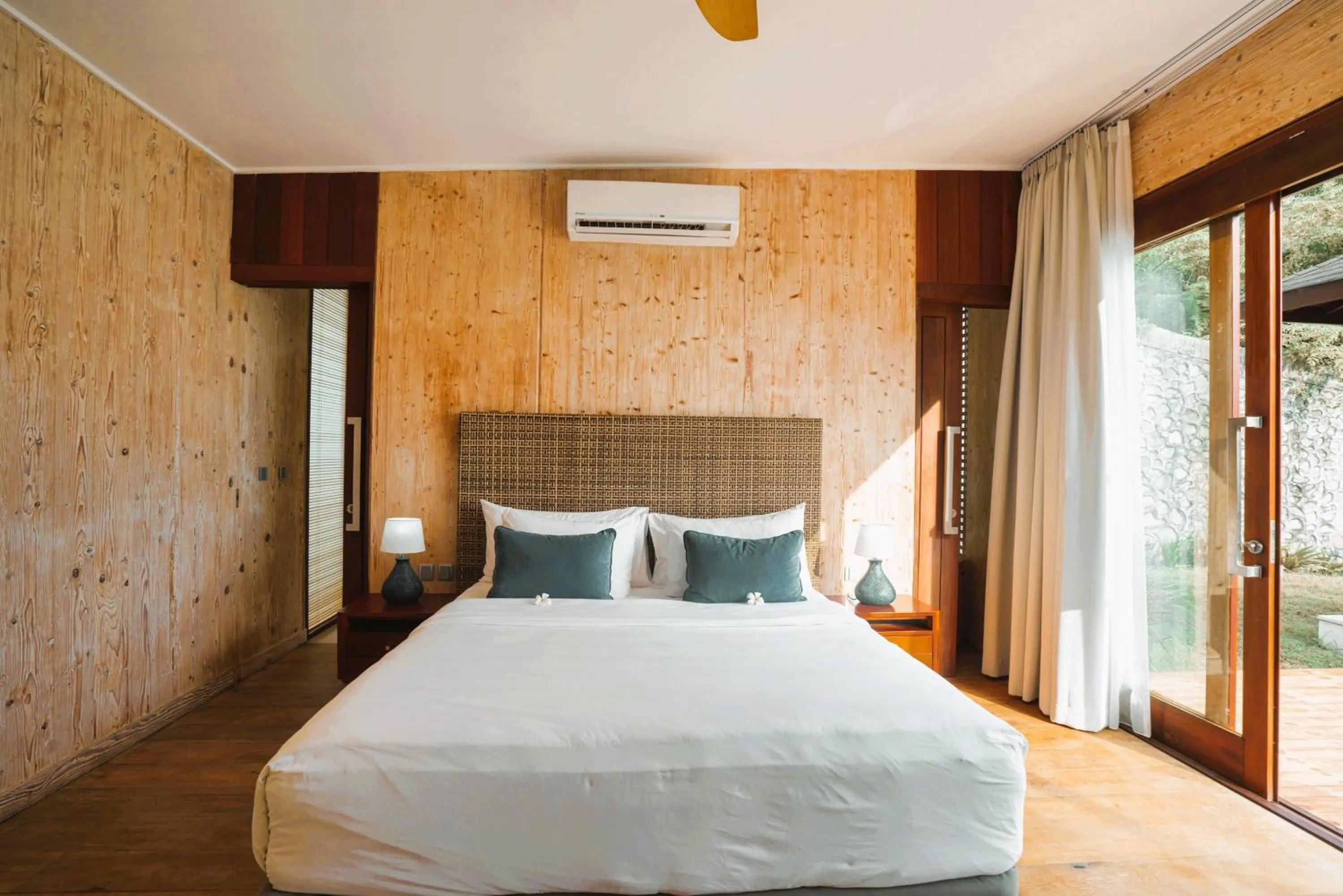 Bed in Selong Selo Resort and Villas