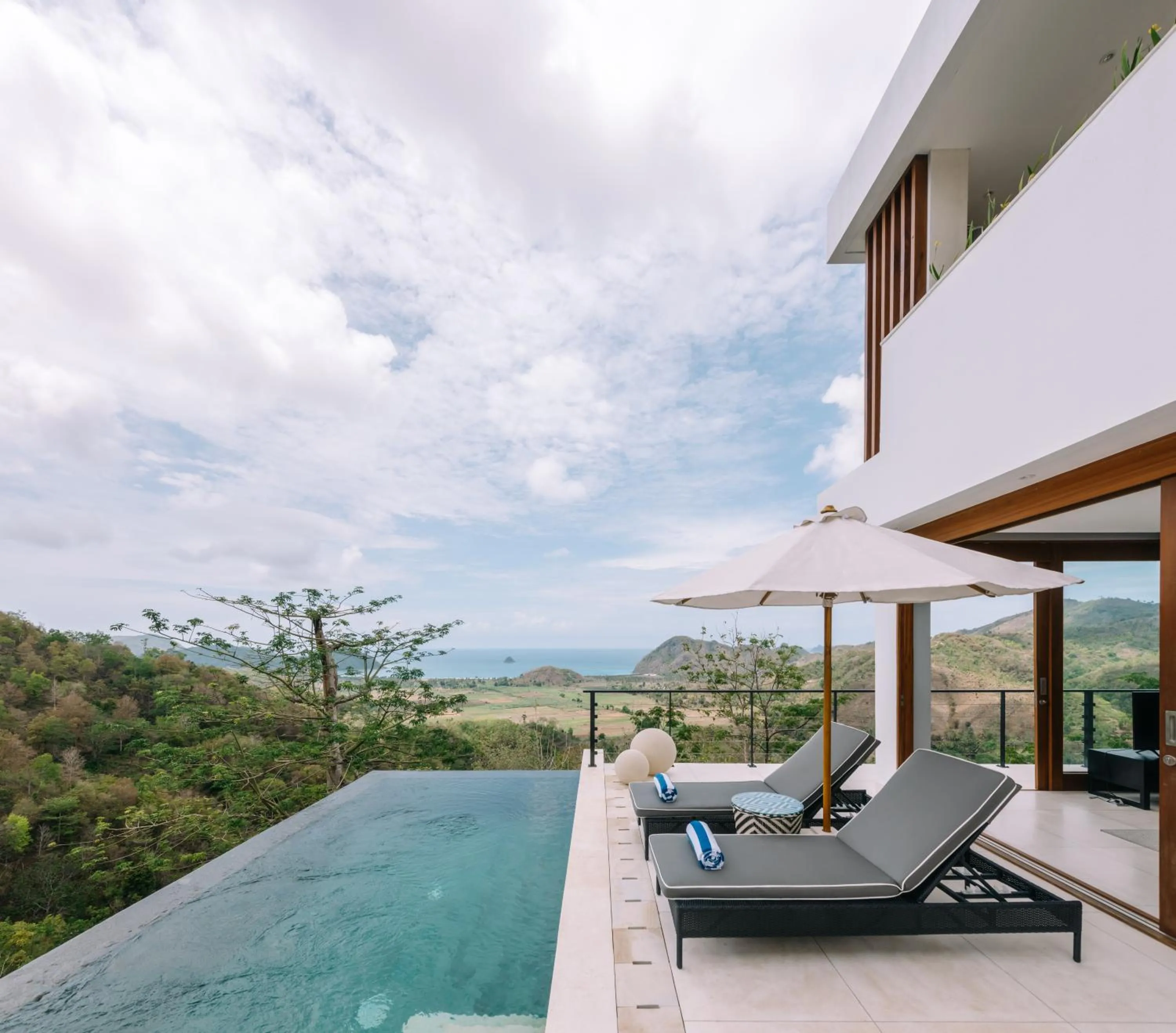 Swimming pool in Selong Selo Resort and Villas