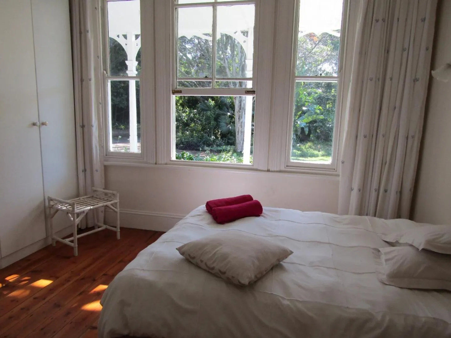Photo of the whole room, Bed in Sugar Hill Manor