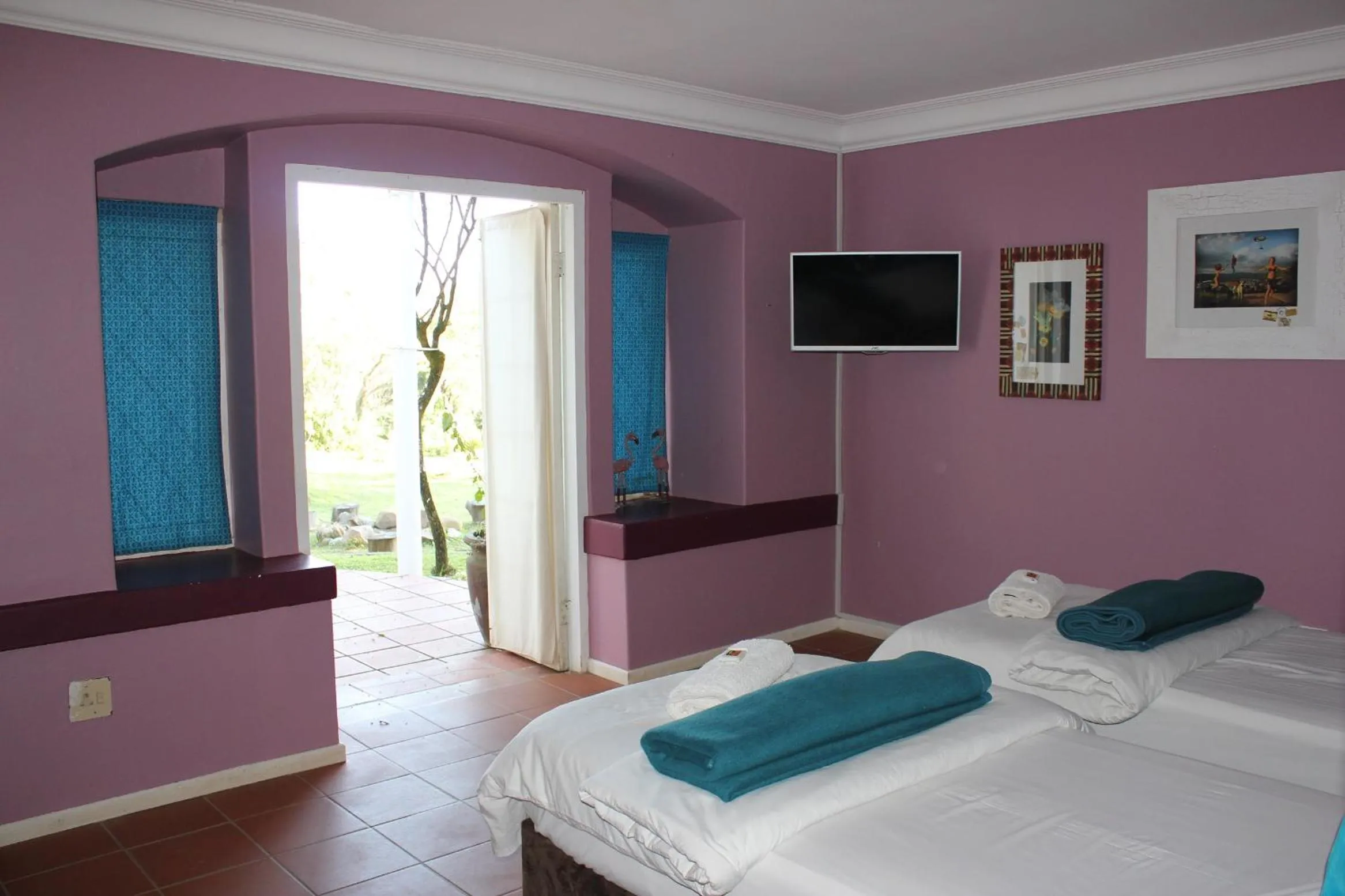 Photo of the whole room, Bed in Sugar Hill Manor