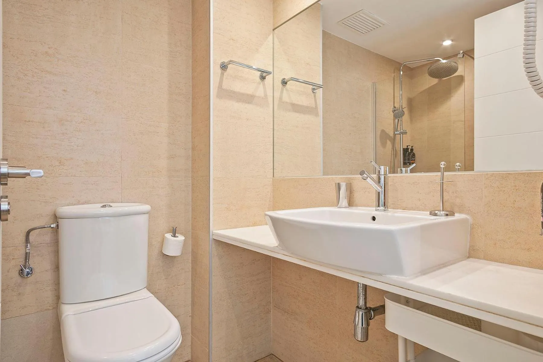 Bathroom in Lugaris Rambla Apartments