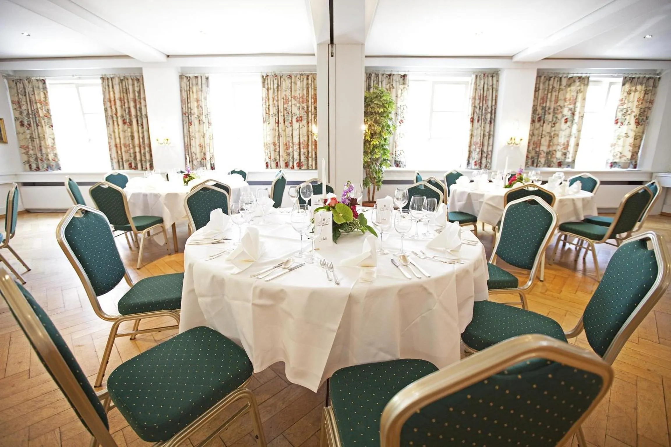 Restaurant/places to eat in Hotel Hirsch